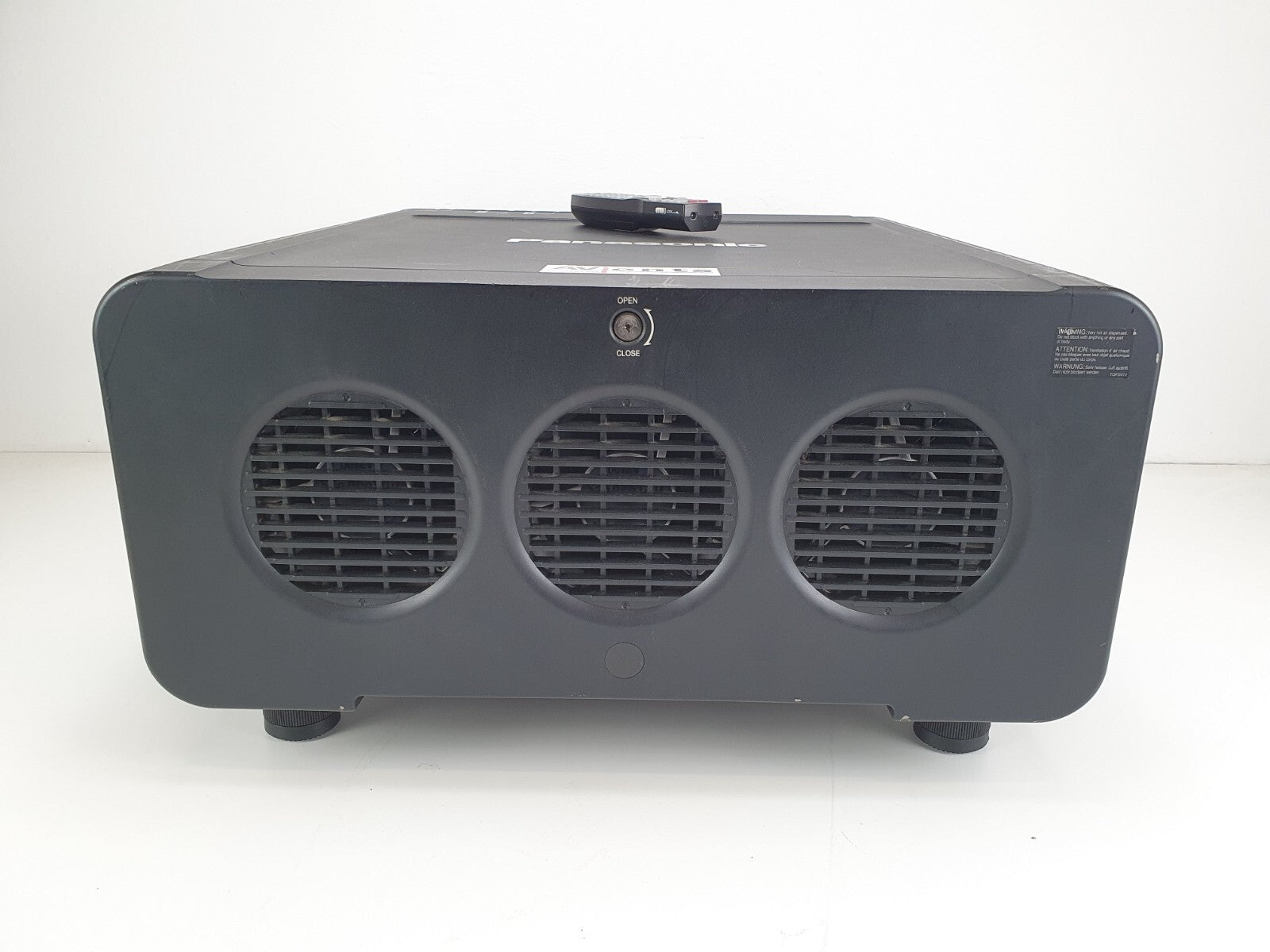 Panasonic PT-D1000E Big projector in flightcase, with flight frame, ET-D75LE2