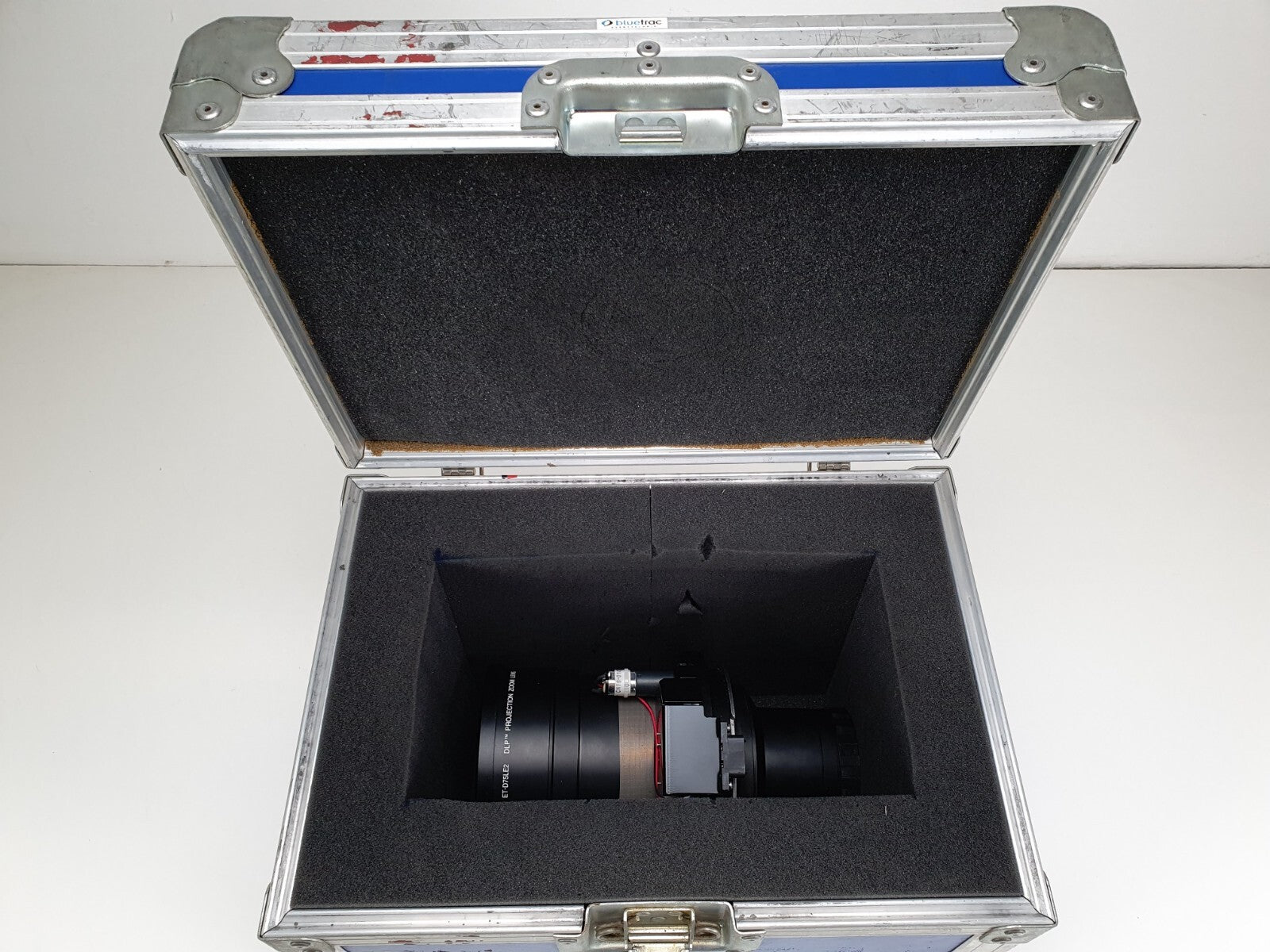 Panasonic PT-D1000E Big projector in flightcase, with flight frame, ET-D75LE2