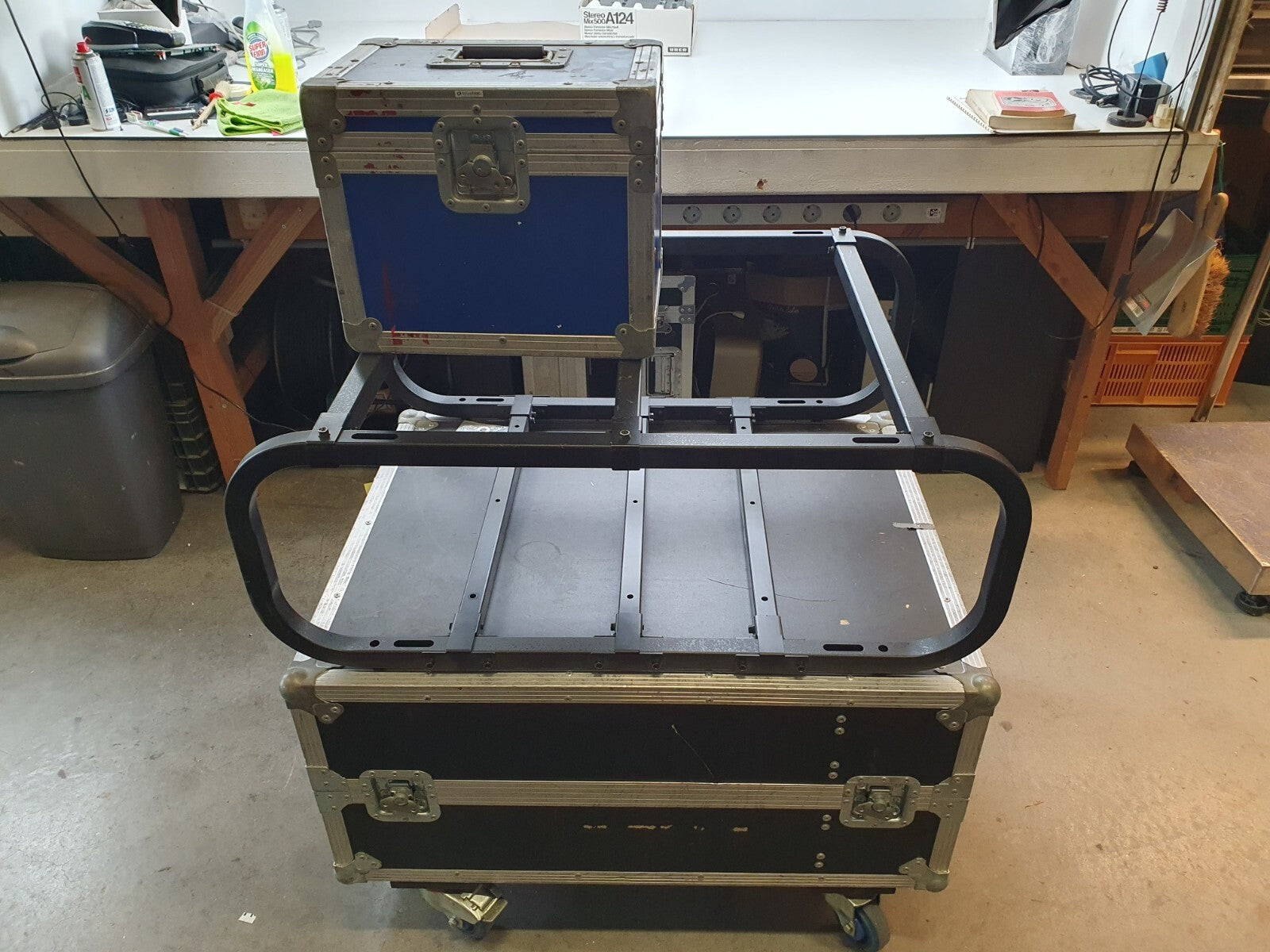 Panasonic PT-D1000E Big projector in flightcase, with flight frame, ET-D75LE2