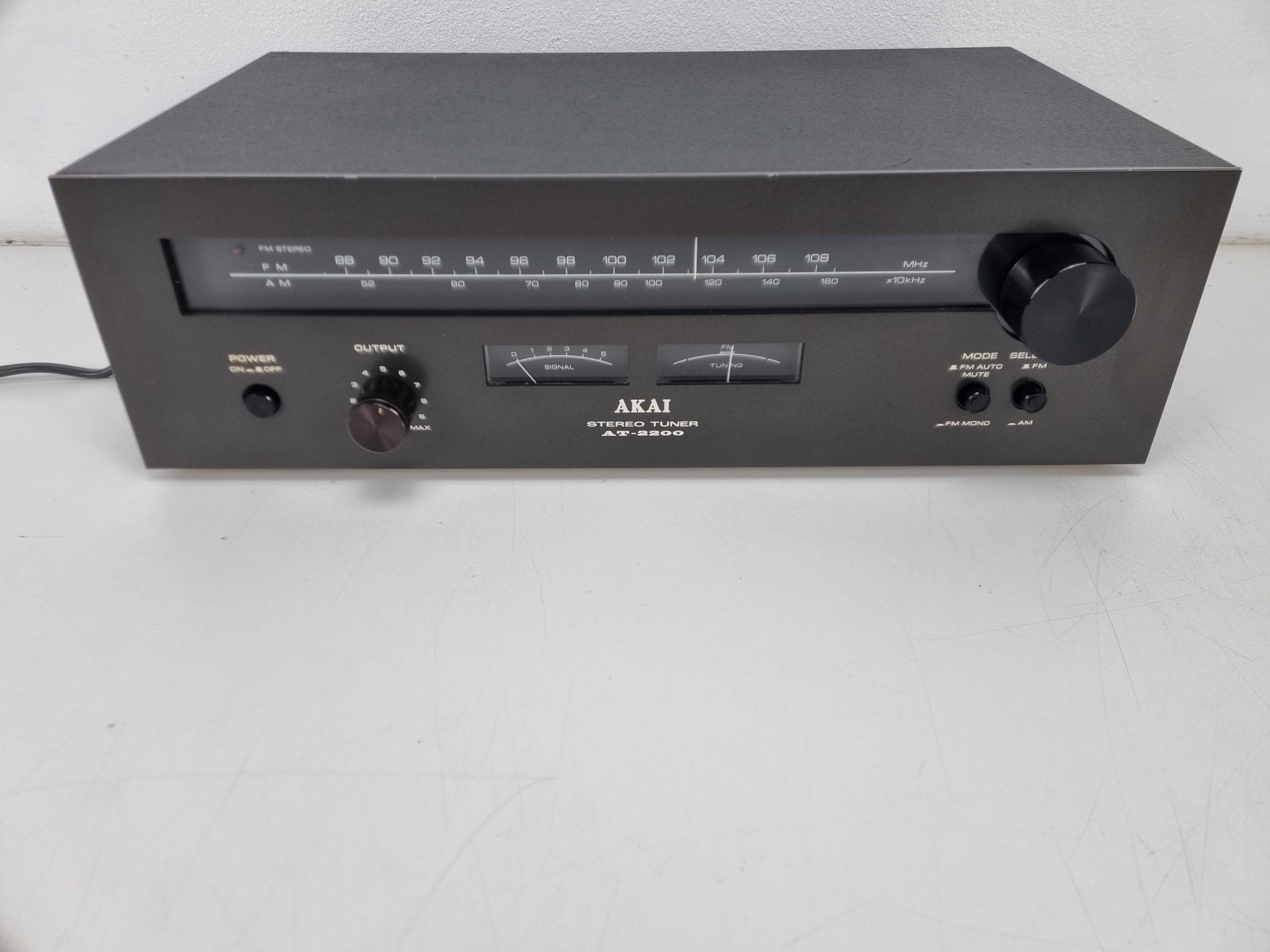 Akai AT-2200 - Vintage tuner met nieuwe verlichting - Zwart