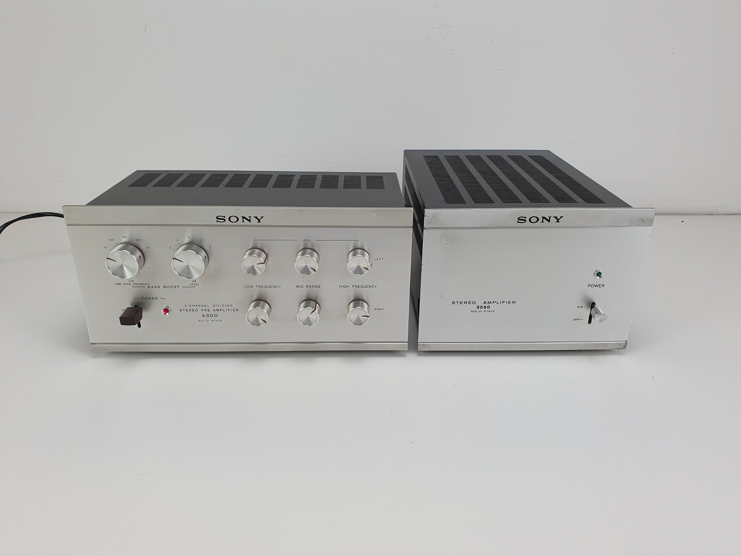 Sony 3060 Amplifier (fully serviced) - 4300 Pre-amplifier - Nice set