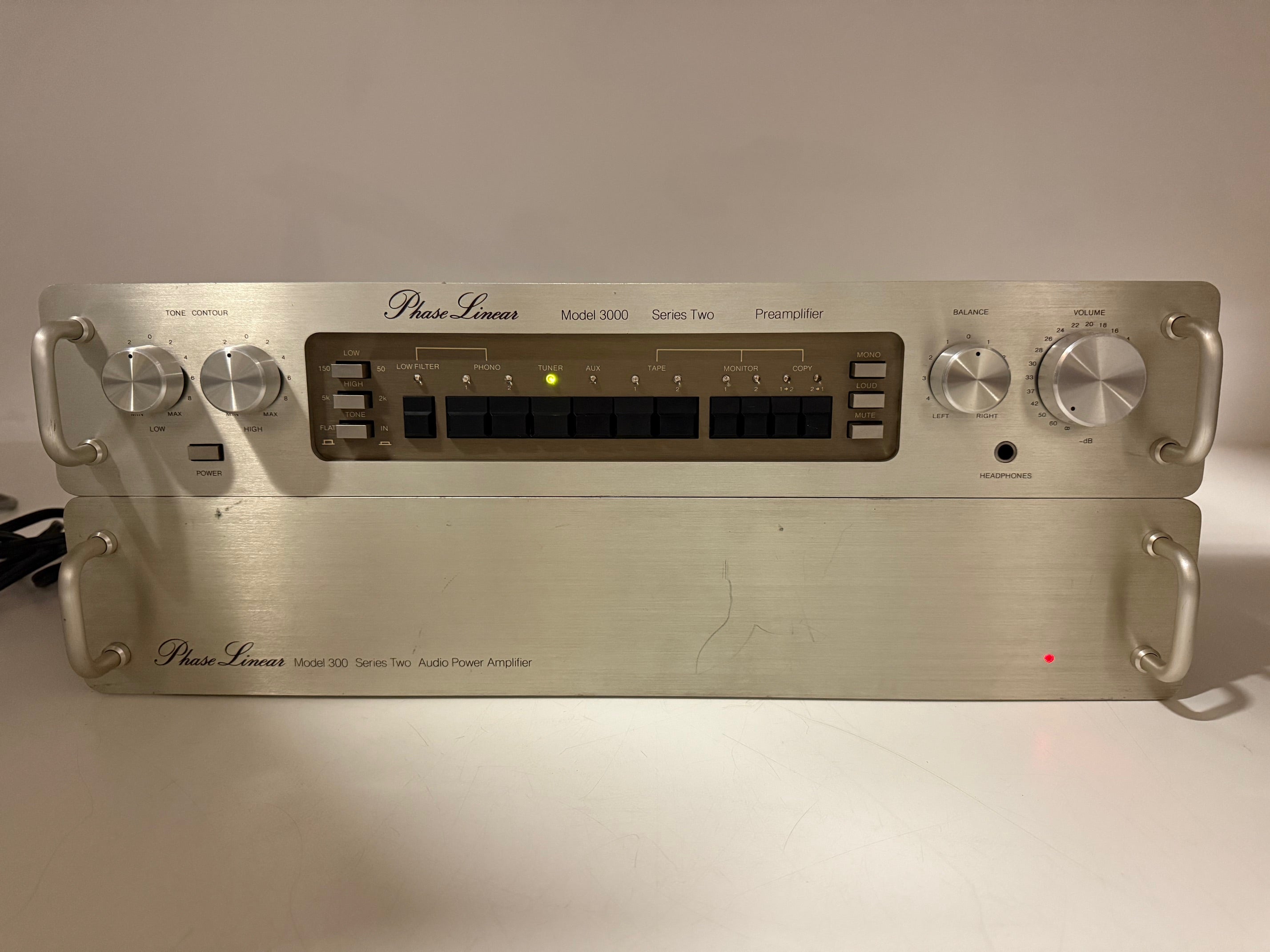 Phase Linear Series Two Model 3000 voorversterker / Model 300 eindversterker
