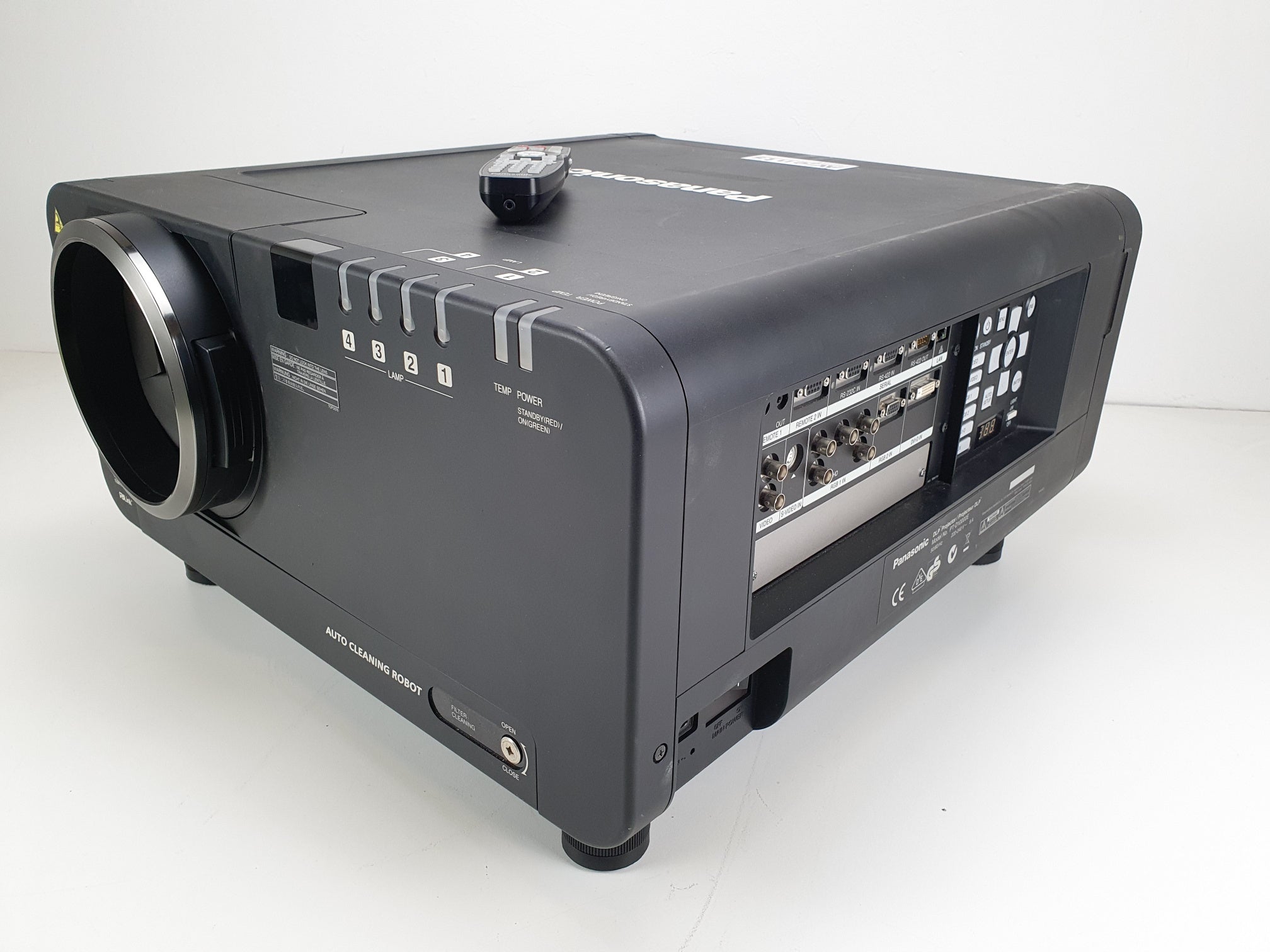 Panasonic PT-D1000E Big projector in flightcase, with flight frame, ET-D75LE2