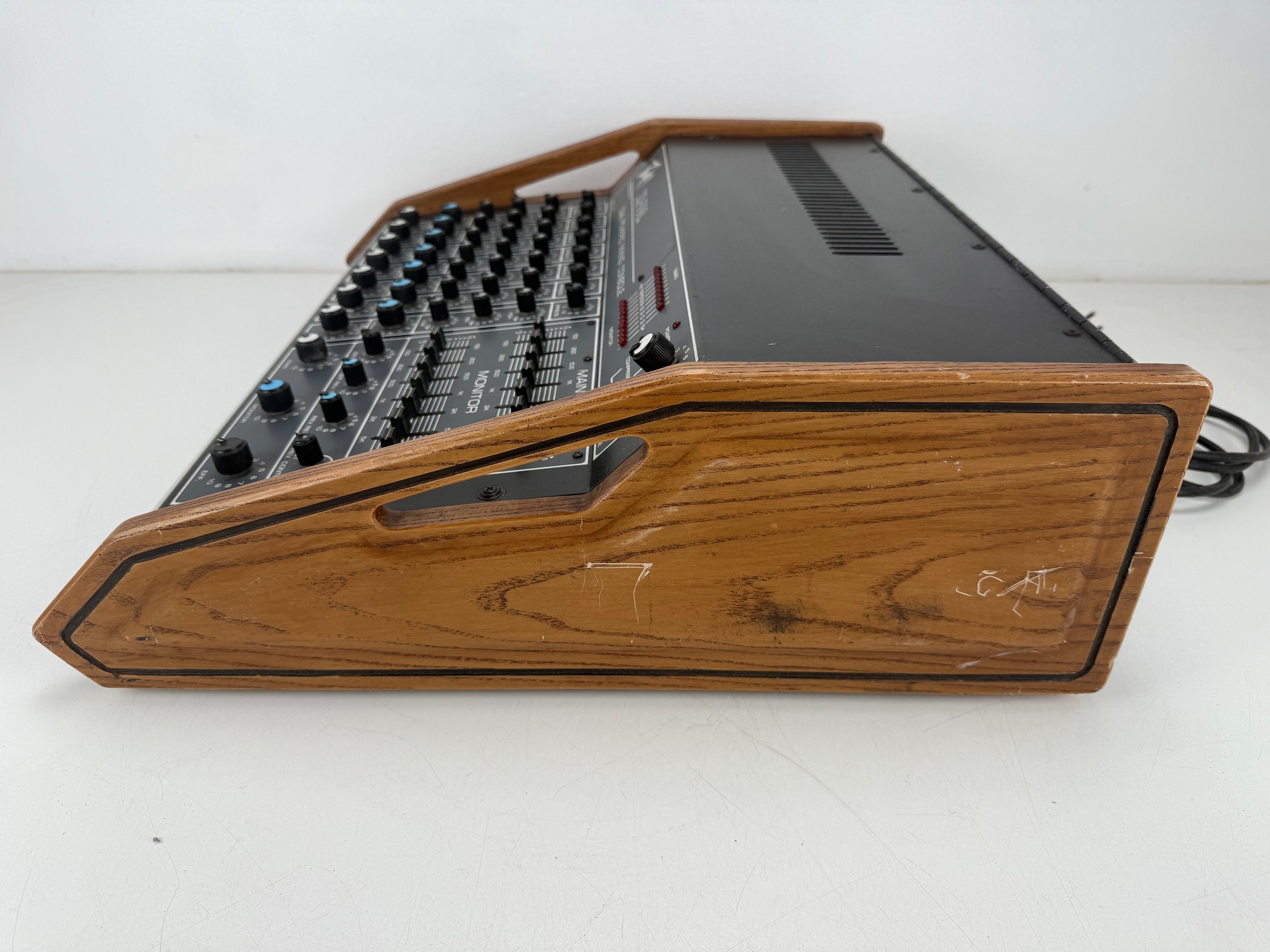 Peavey XR-700 7-kanaals mengpaneel met dubbele voeding - Met veergalm