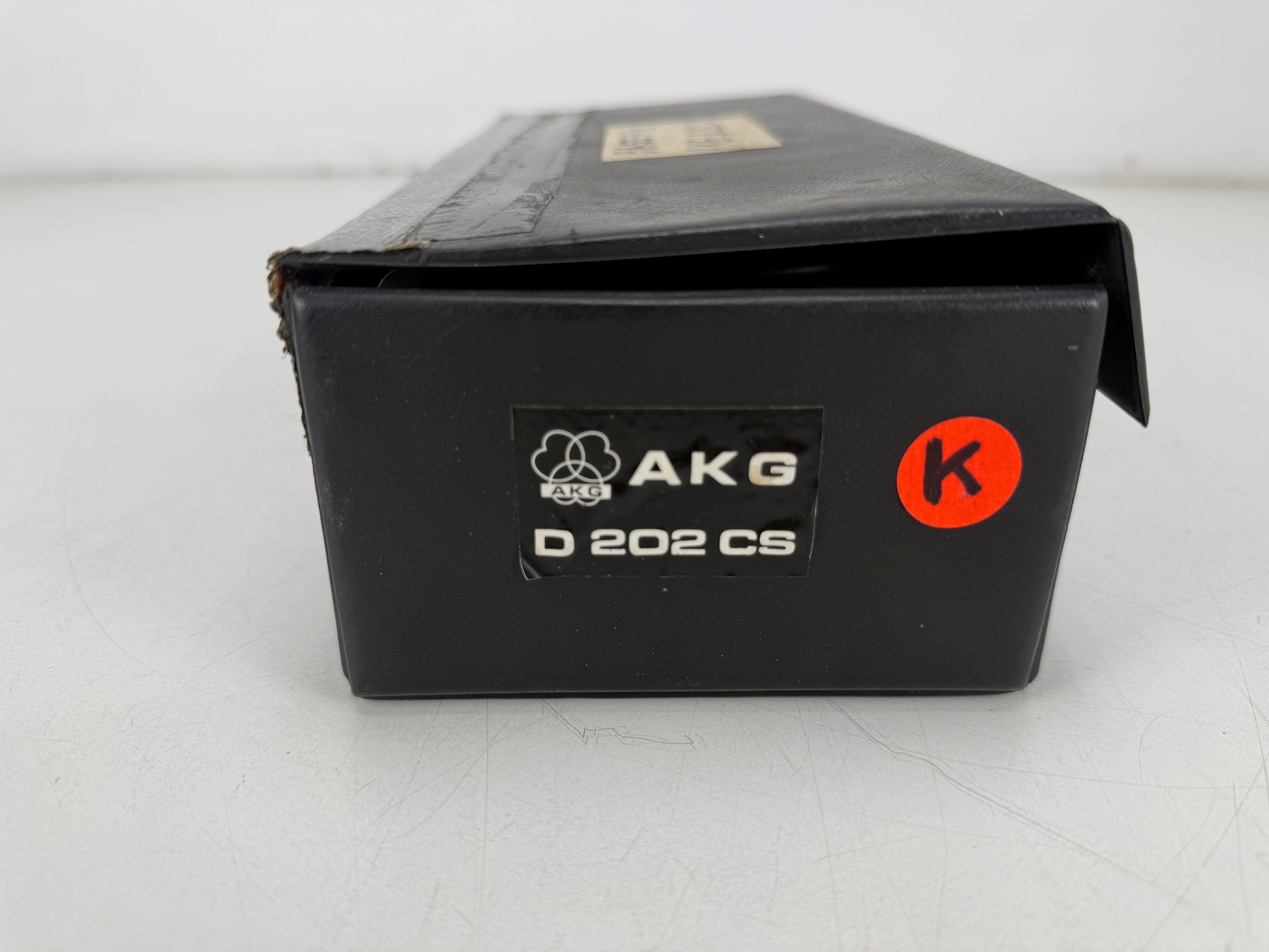 AKG D 202 CS dynamische microfoon met dubbele capsule, inclusief koffer en DIN-naar-XLR-connector.