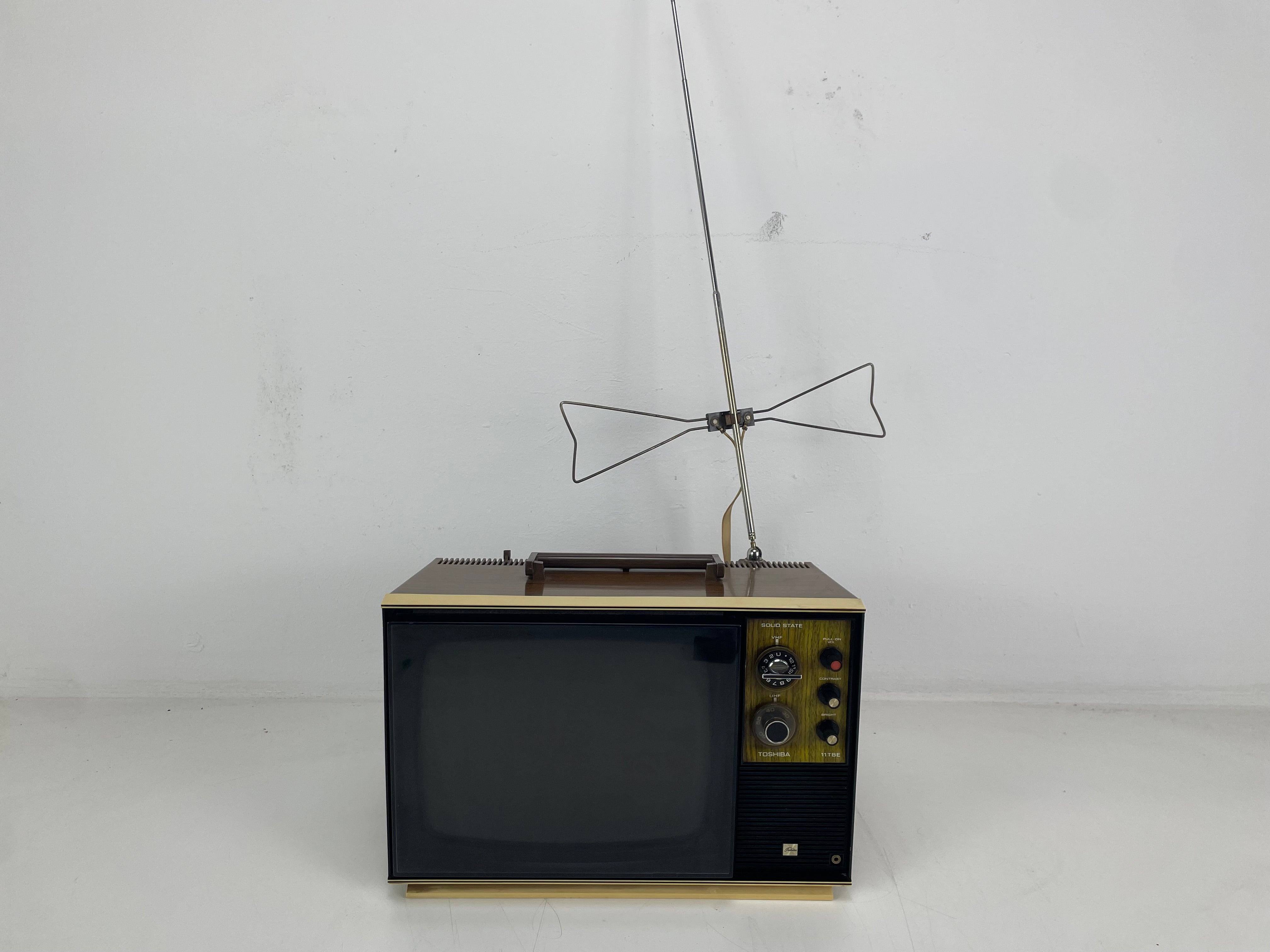 Toshiba - 11TBE - RF TV - W/ Anthena and Powercable