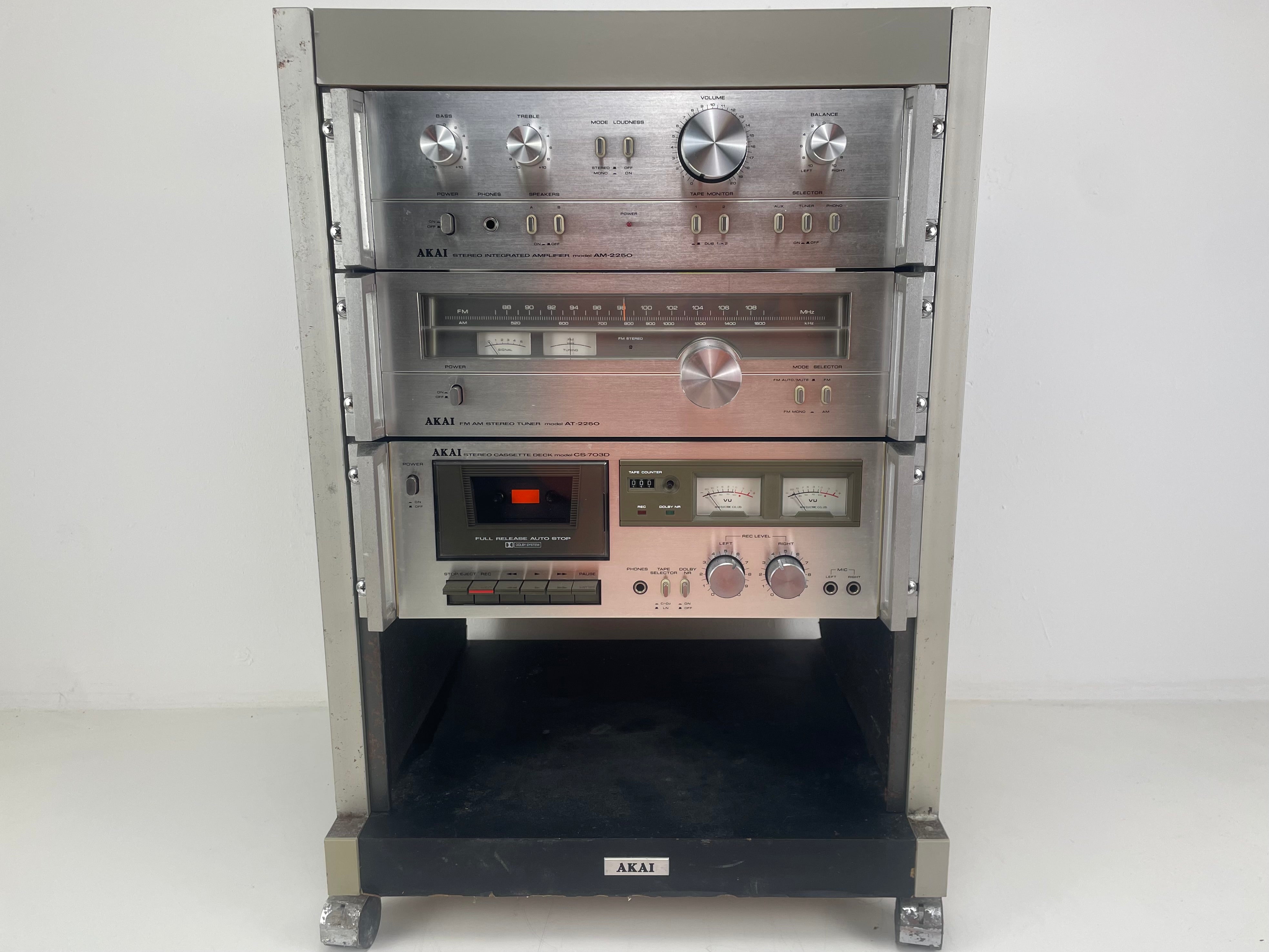 AKAI - AM-2250 / AT-2250 / CS-703D in origineel AKAI-rack