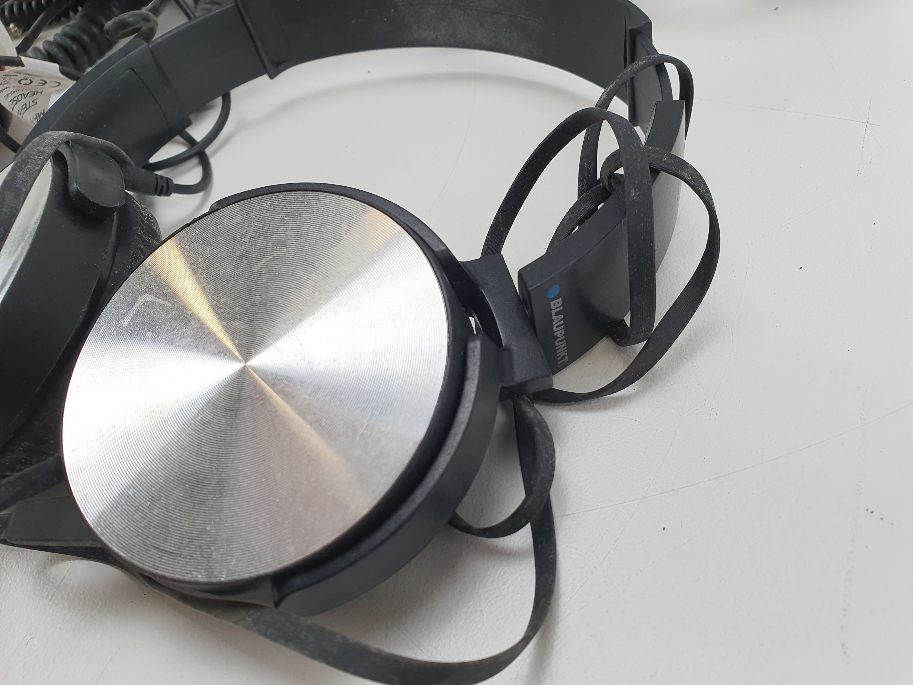 Diverse partij met 4 koptelefoons van verschillende merken - 2 werkend, 2 worden verkocht zoals ze zijn.