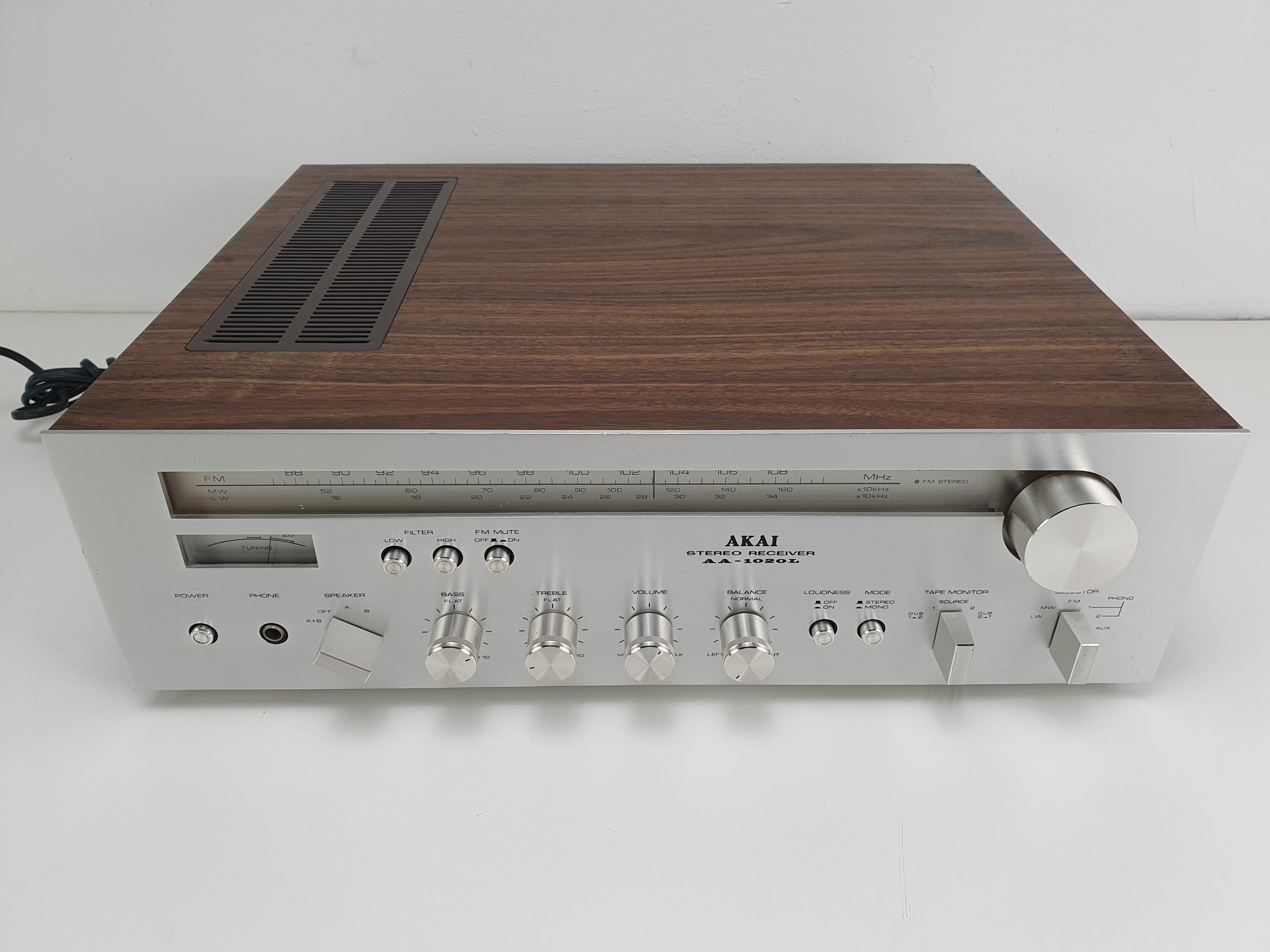 Akai AA-1020L, een mooie stereo-ontvanger, is volledig nagekeken en onderhouden.