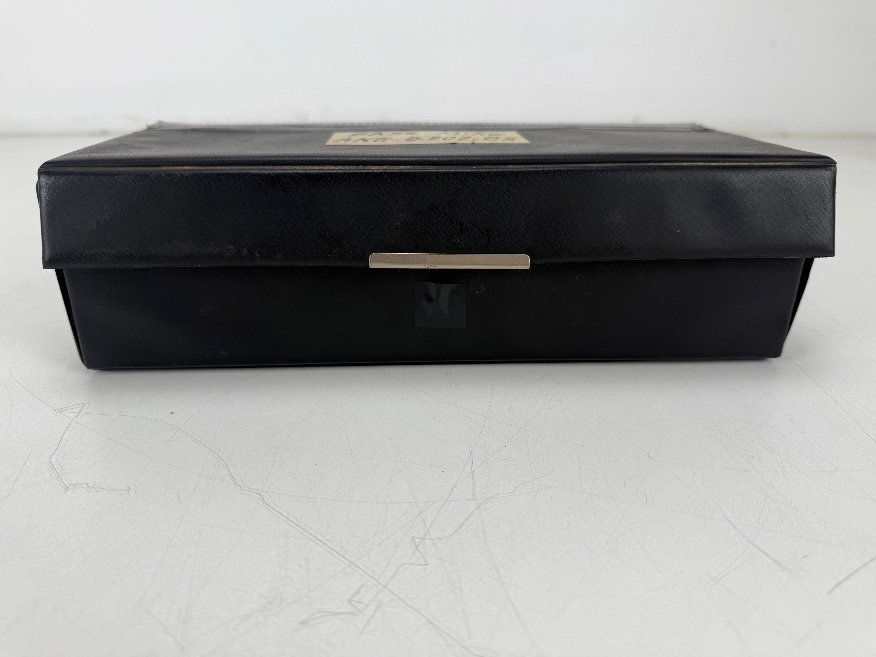 AKG D 202 CS dynamische microfoon met dubbele capsule, inclusief koffer en DIN-naar-XLR-connector.