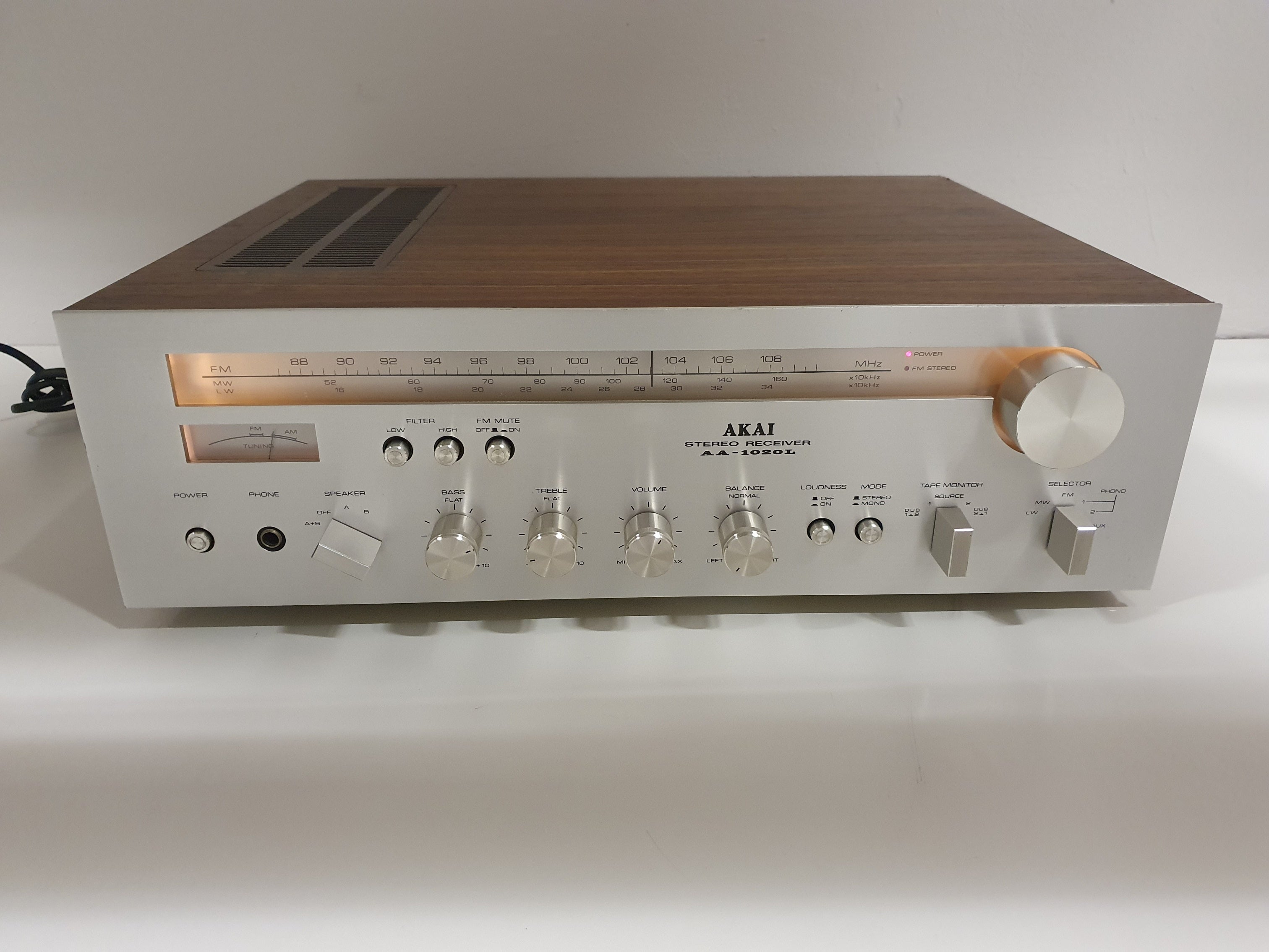 Akai AA-1020L, een mooie stereo-ontvanger, is volledig nagekeken en onderhouden.
