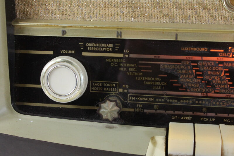Philips B4X72A bakelite vintage tube radio 1957-1958