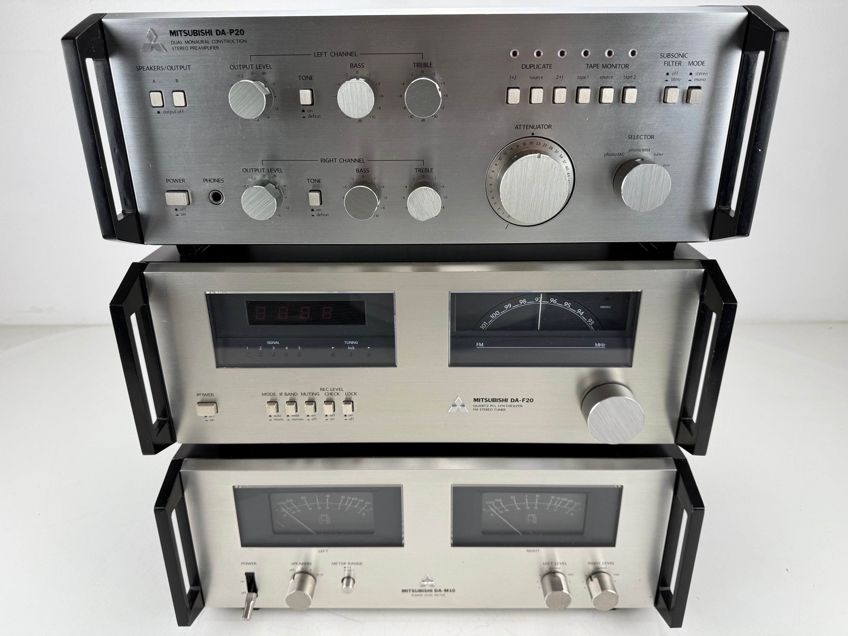 Mitsubishi DA-F20 FM stereo tuner / DA-P20 stereo voorversterker / DA-A15DC eindversterker - volledig nagekeken