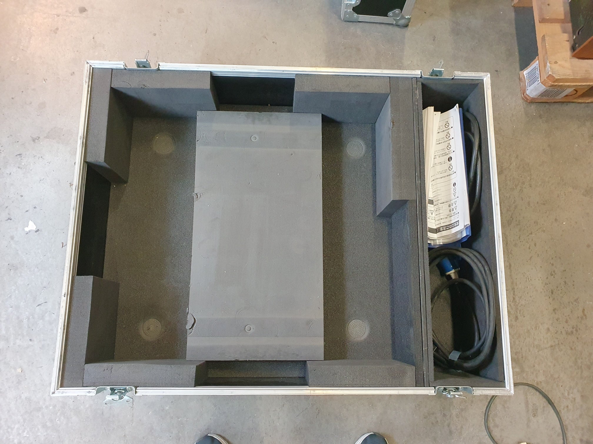 Panasonic PT-D1000E Big projector in flightcase, with flight frame, ET-D75LE2