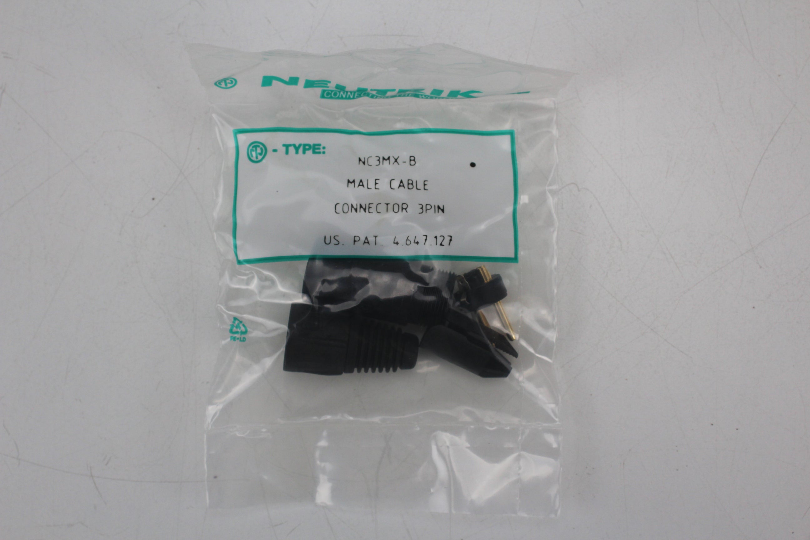 Neutrik NC3MX-B is een 3-pins mannelijke XLR-kabelconnector, nieuw maar oud voorraadartikel.