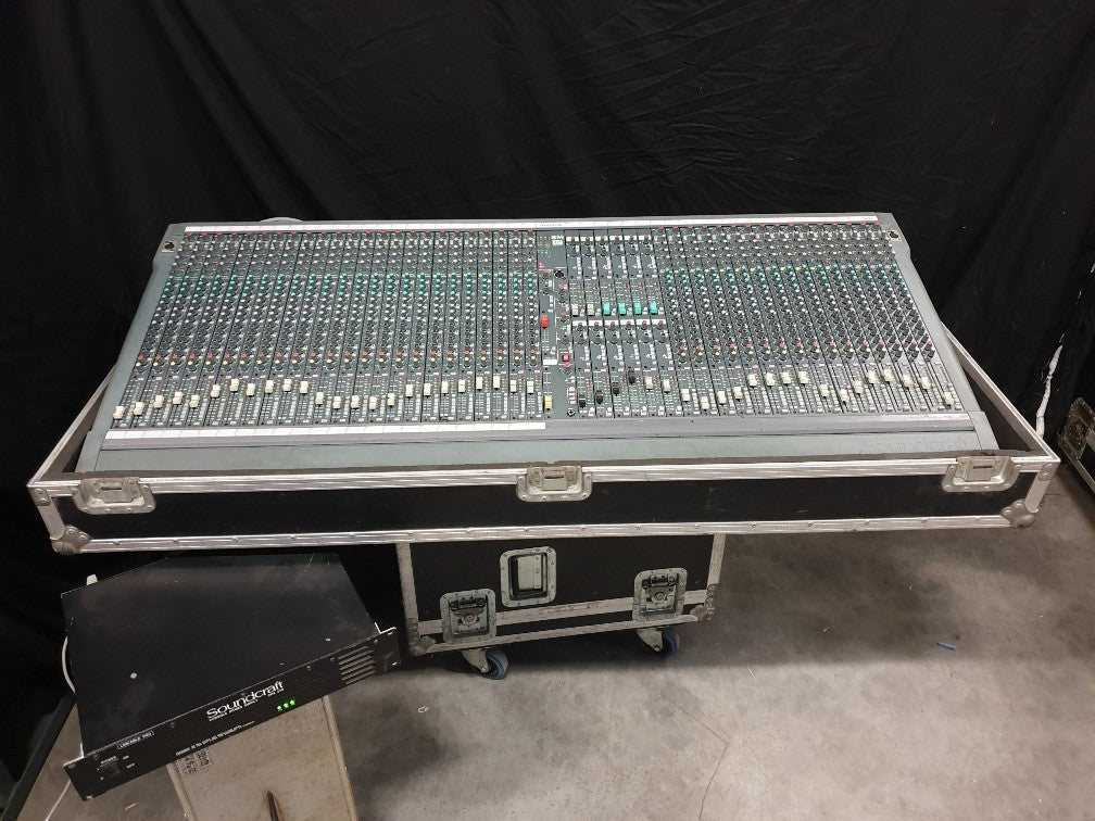 Soundcraft SM12 40-kanaals mengpaneel in flightcase met voeding.