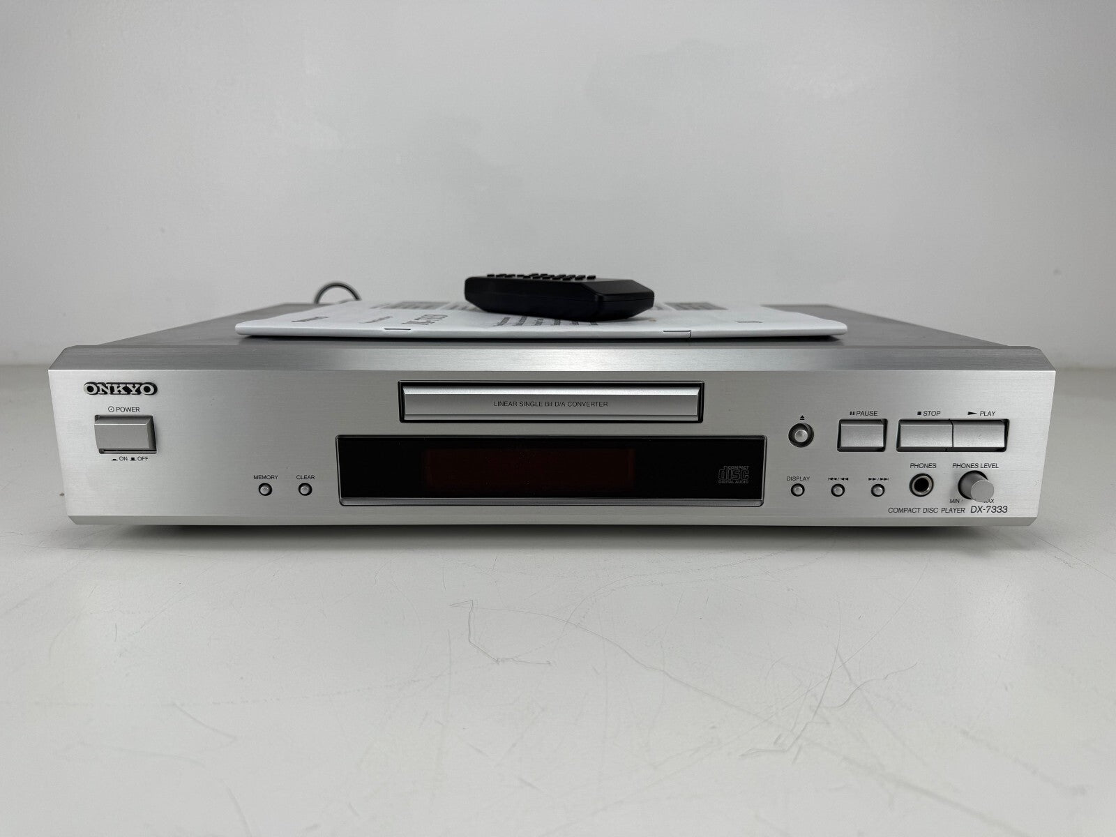 Onkyo DX-7333 cd-speler met originele doos, afstandsbediening en handleidingen.