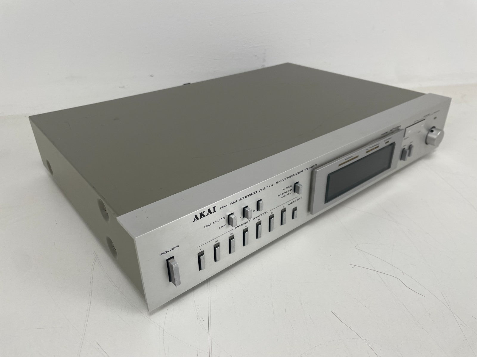 Akai AT-V04 Stereo AM/FM Tuner
