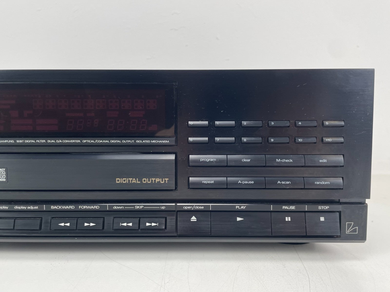 Luxman D-105u cd-speler – Nieuwstaat – Buizenuitgang – Nieuwe snaren gemonteerd