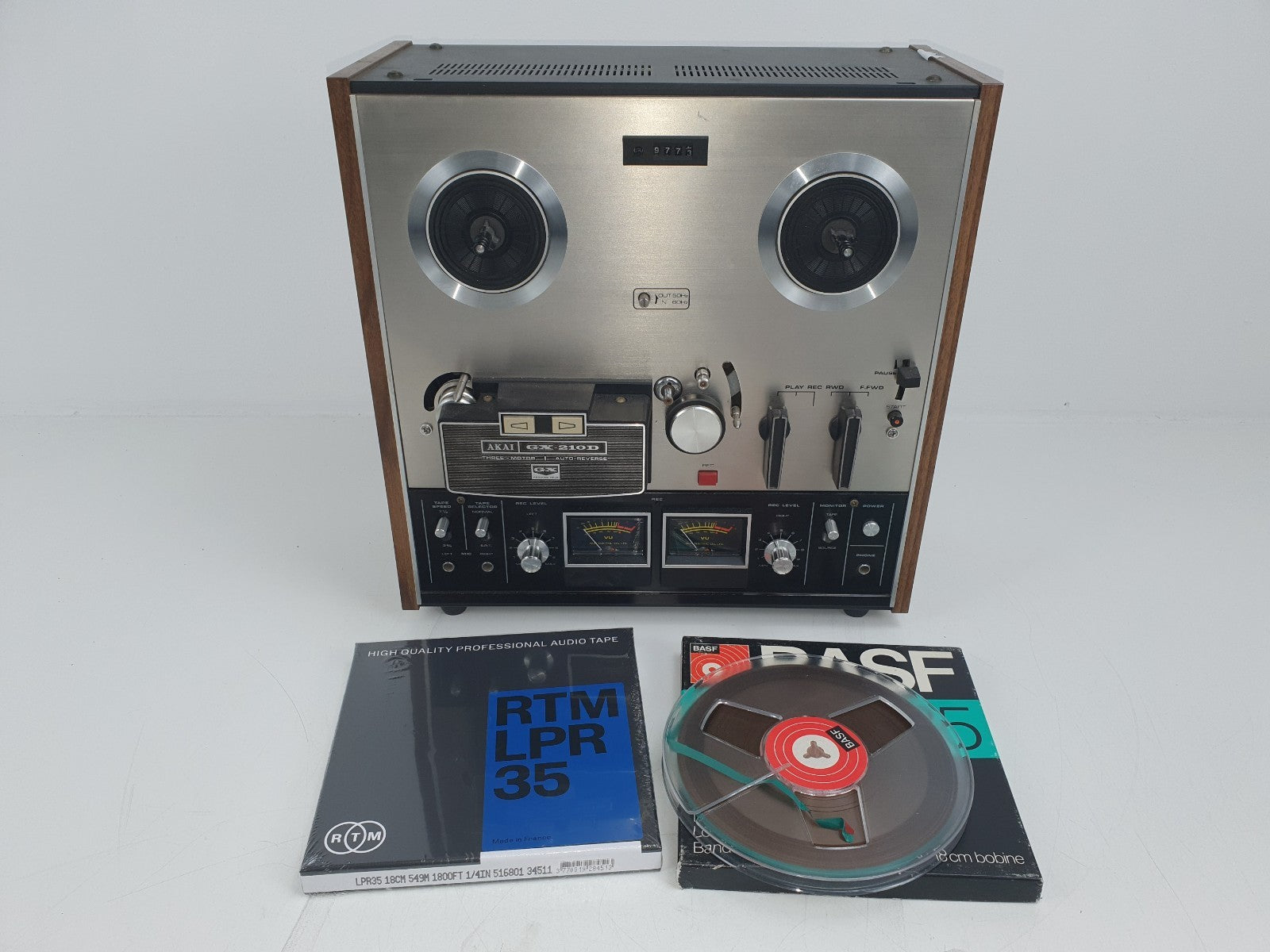 Akai GX-210D stereo recorder met 1/4" 18CM cassettedeck, inclusief 1x RTM-cassette en twee Basf-cassettes.