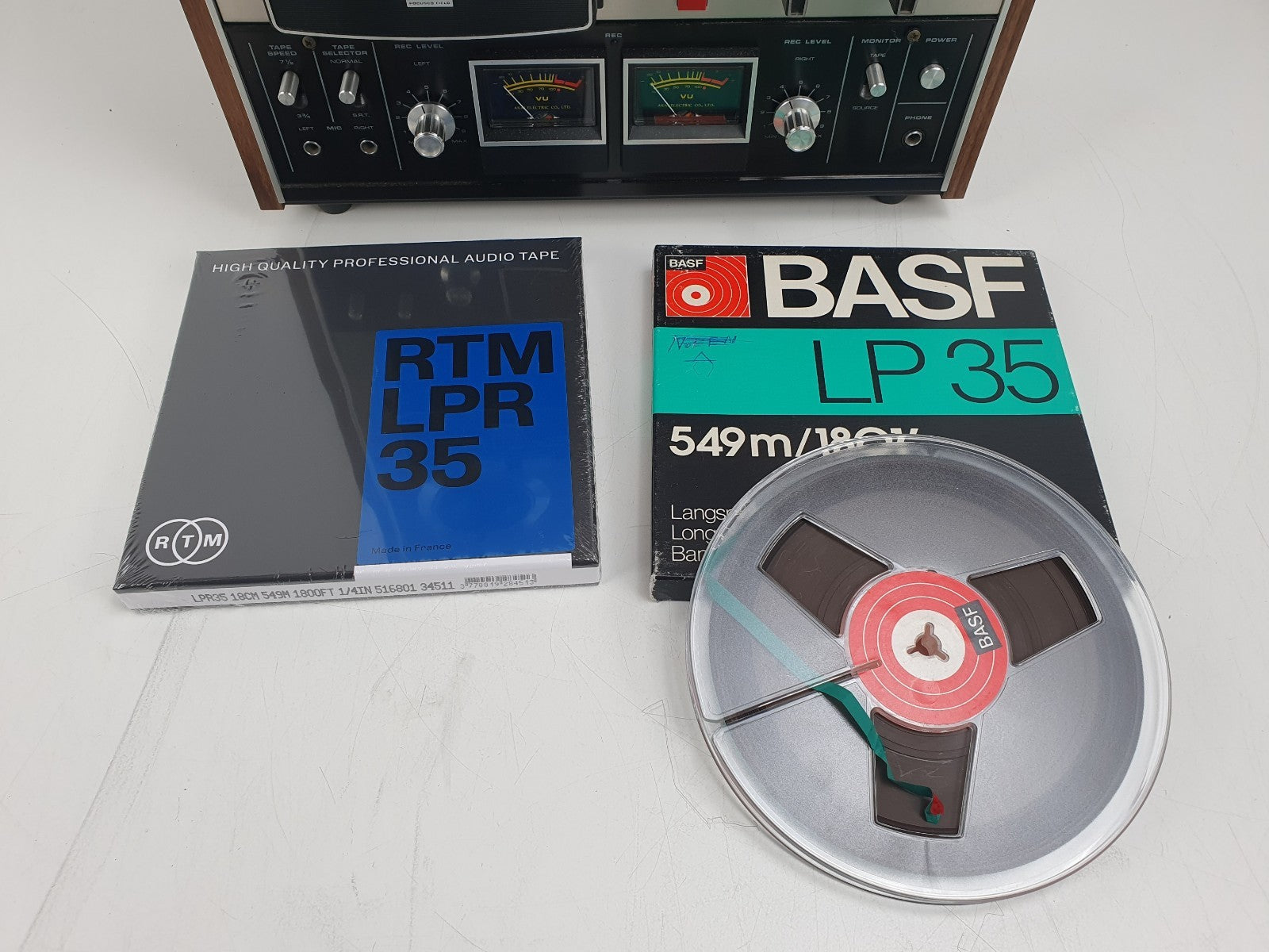 Akai GX-210D stereo recorder met 1/4" 18CM cassettedeck, inclusief 1x RTM-cassette en twee Basf-cassettes.