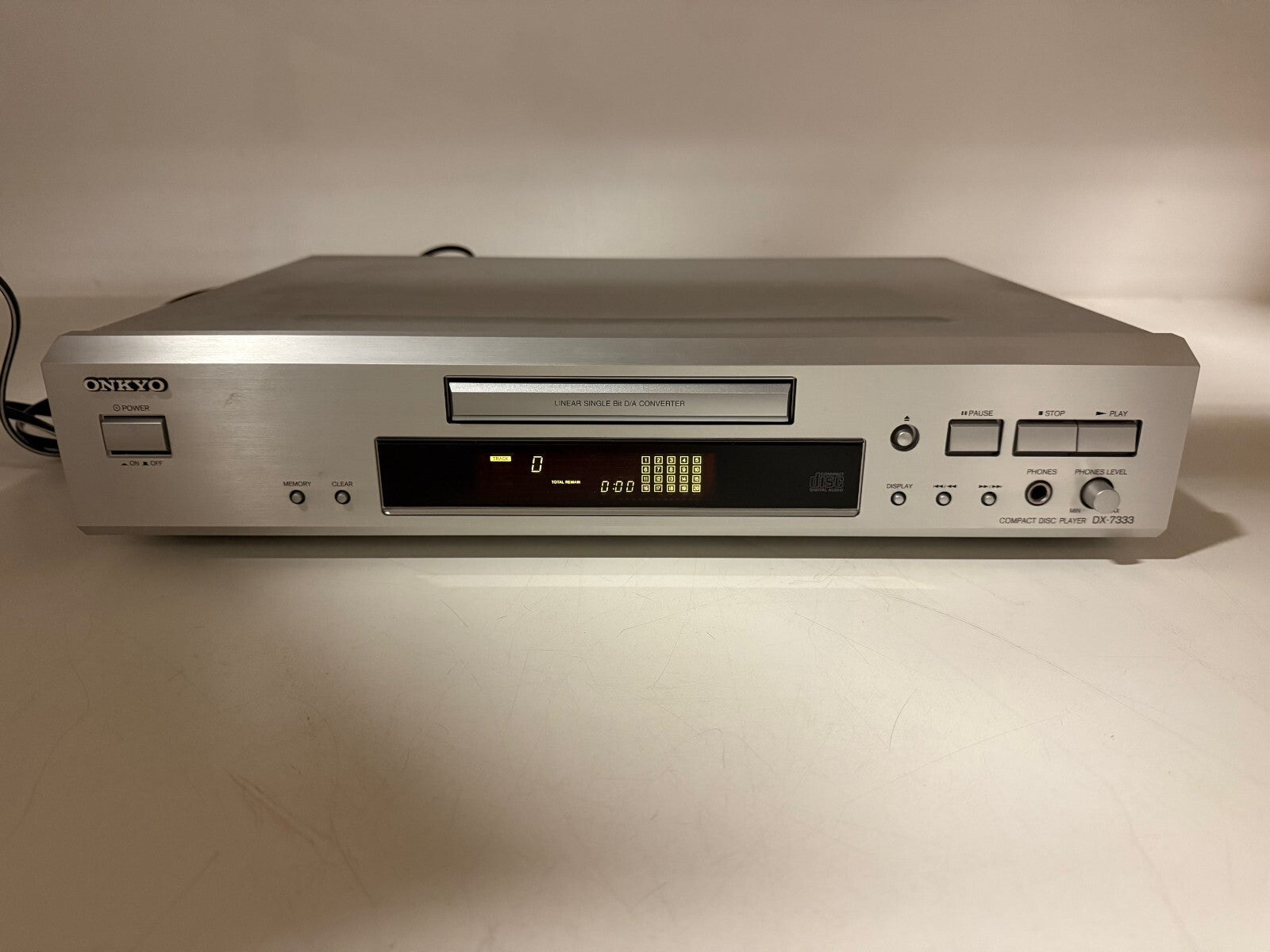 Onkyo DX-7333 cd-speler met originele doos, afstandsbediening en handleidingen.