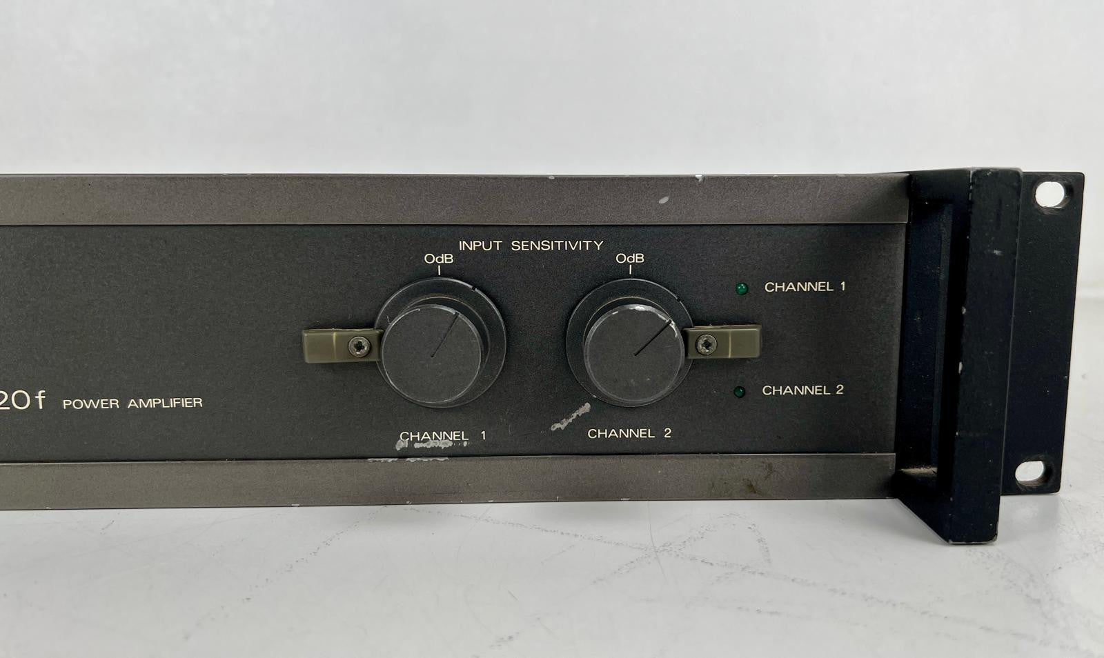 Quad 520 f Stereo-eindversterker - Professioneel met XLR-aansluitingen