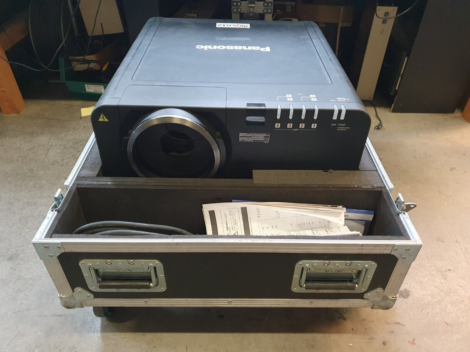 Panasonic PT-D1000E Big projector in flightcase, with flight frame,  ET-D75LE2