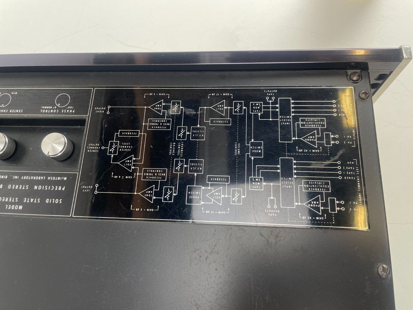 McIntosh C26 stereo voorversterker – volledig nagekeken en voorzien van nieuwe condensatoren, inclusief Nichicon-handleiding.