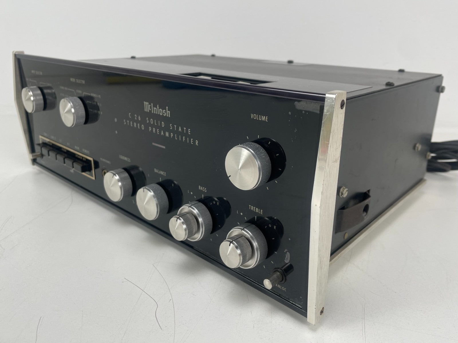 McIntosh C26 stereo voorversterker – volledig nagekeken en voorzien van nieuwe condensatoren, inclusief Nichicon-handleiding.