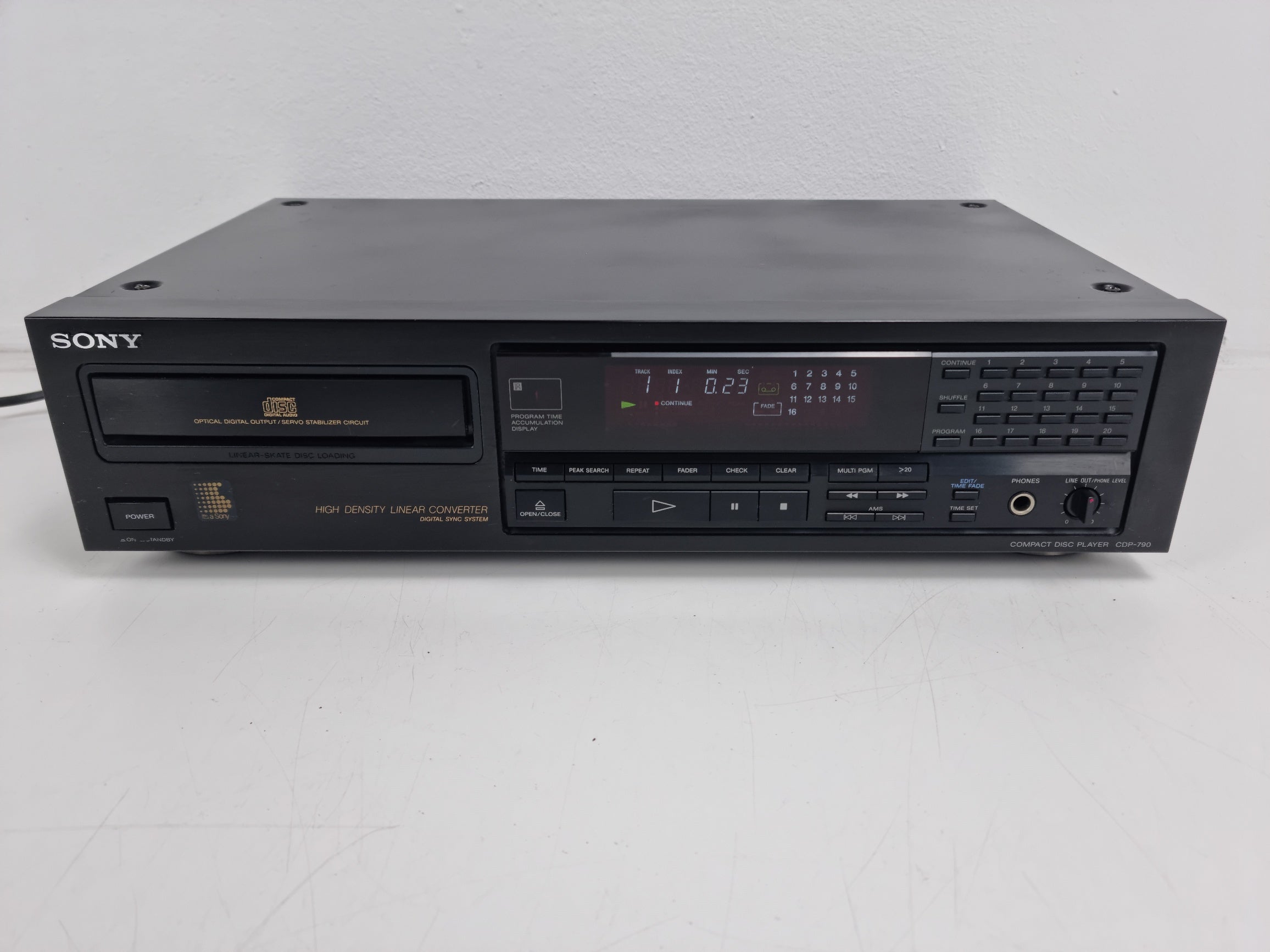 Sony - CDP-790 compact disc-speler - Nieuwe laser - De kap hierboven is opnieuw gespoten