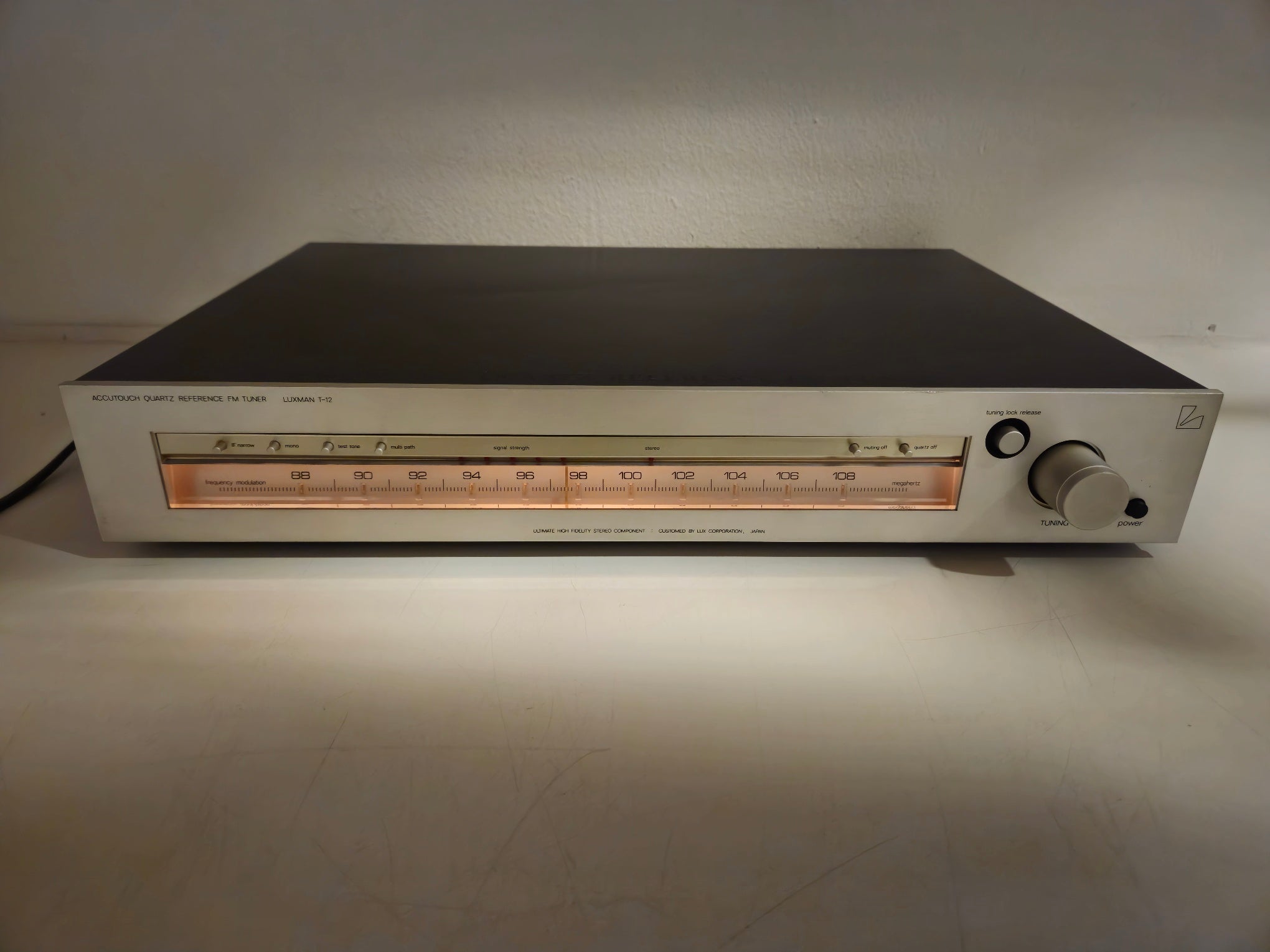 Luxman - T12 - Accutouch Quartz Locked - FM Tuner