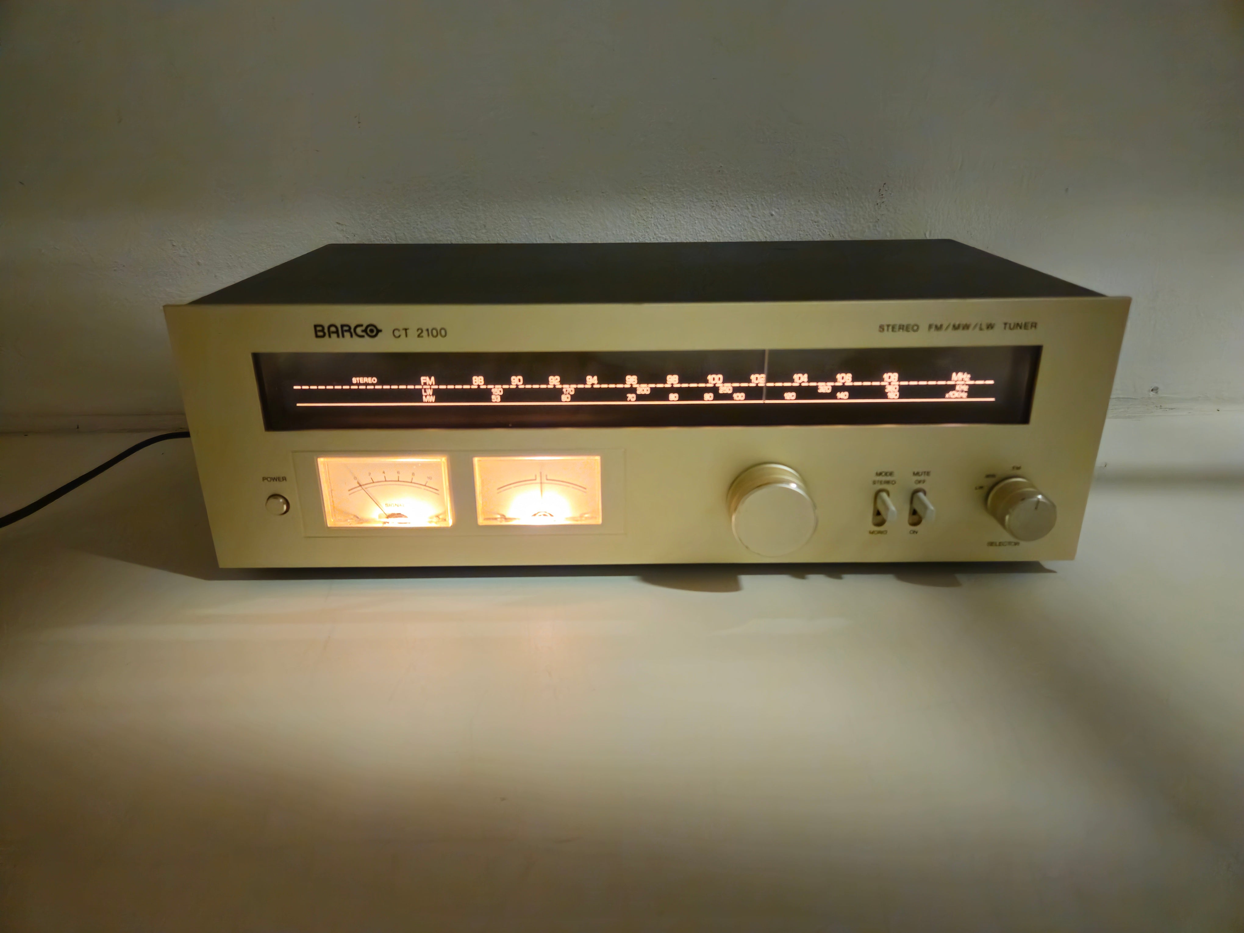 Barco - CT2100 - Stereo FM/MW/LW Tuner