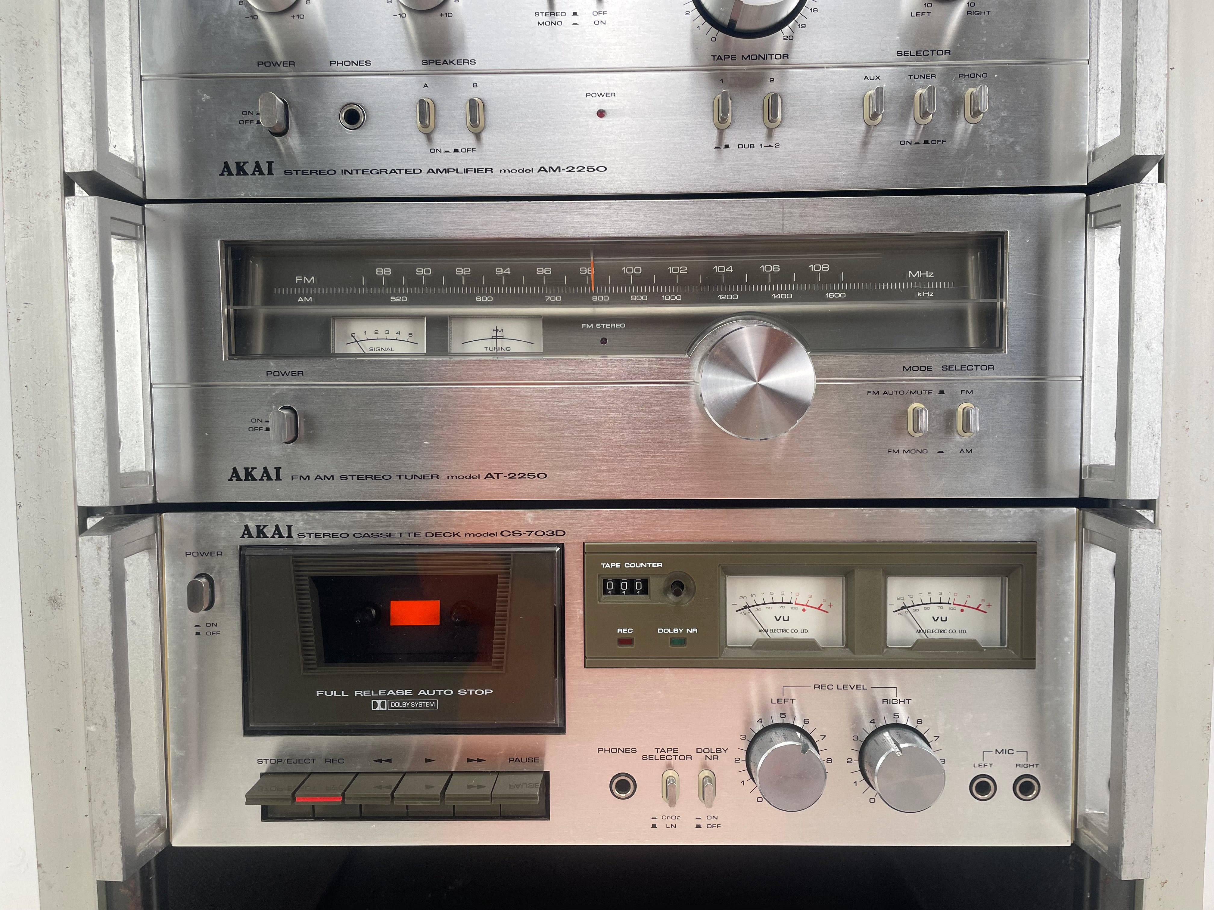 AKAI - AM-2250 / AT-2250 / CS-703D in origineel AKAI-rack