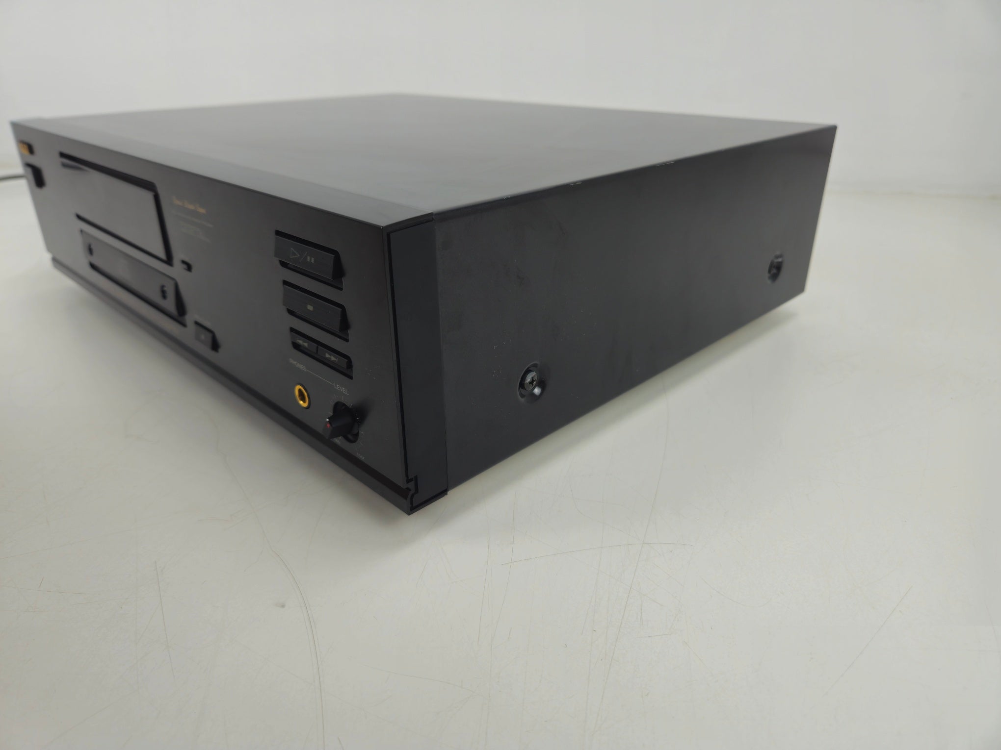 Akai - CD-37B - Compact Disc Player - With Remote