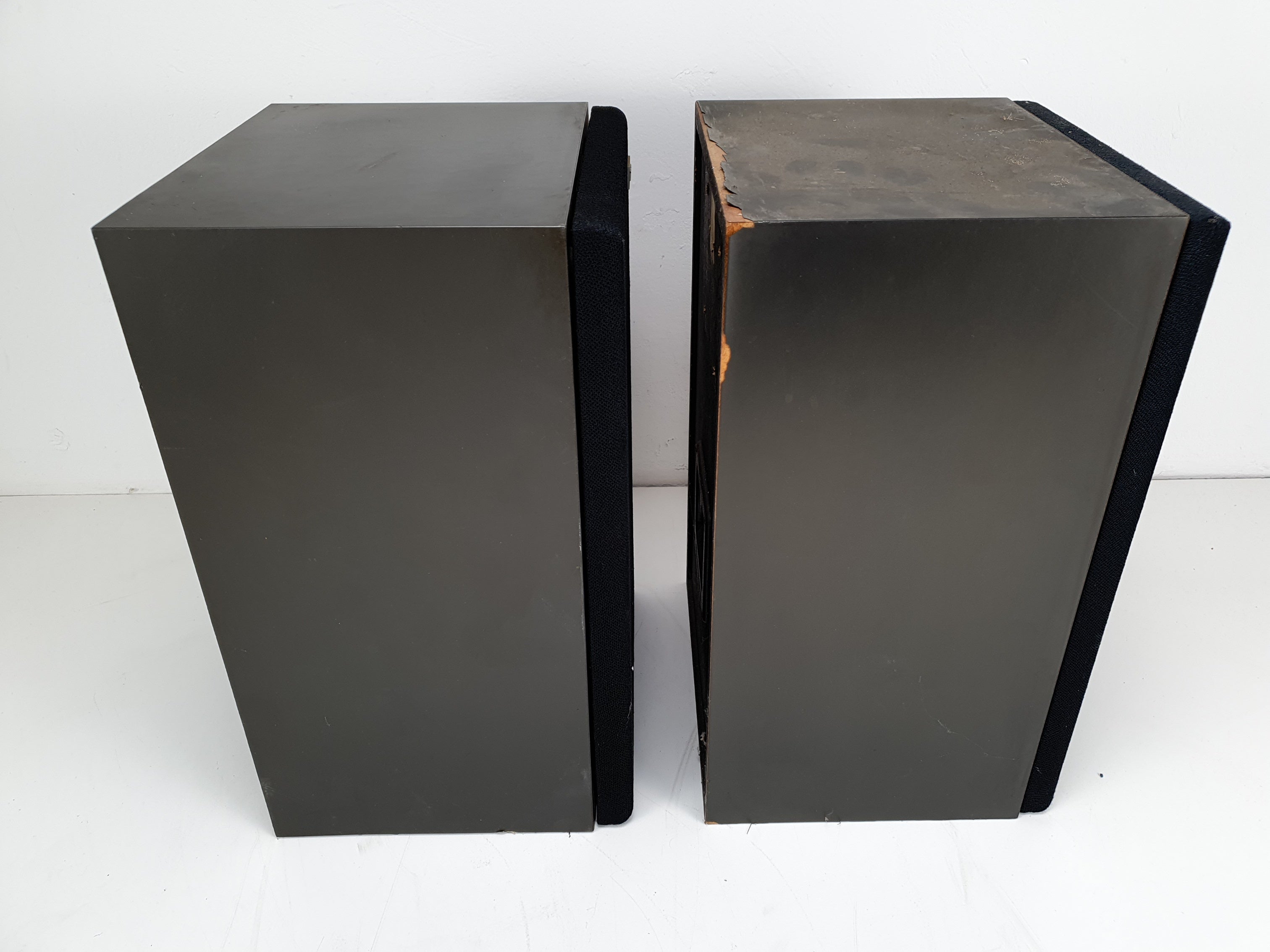 Akai SR-1100 Vintage boekenplankspeakers - Eén werkt niet volledig