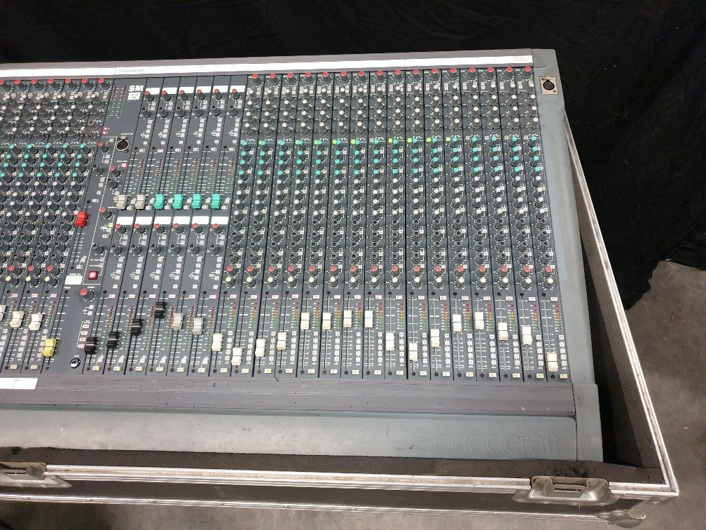 Soundcraft SM12 40-kanaals mengpaneel in flightcase met voeding.