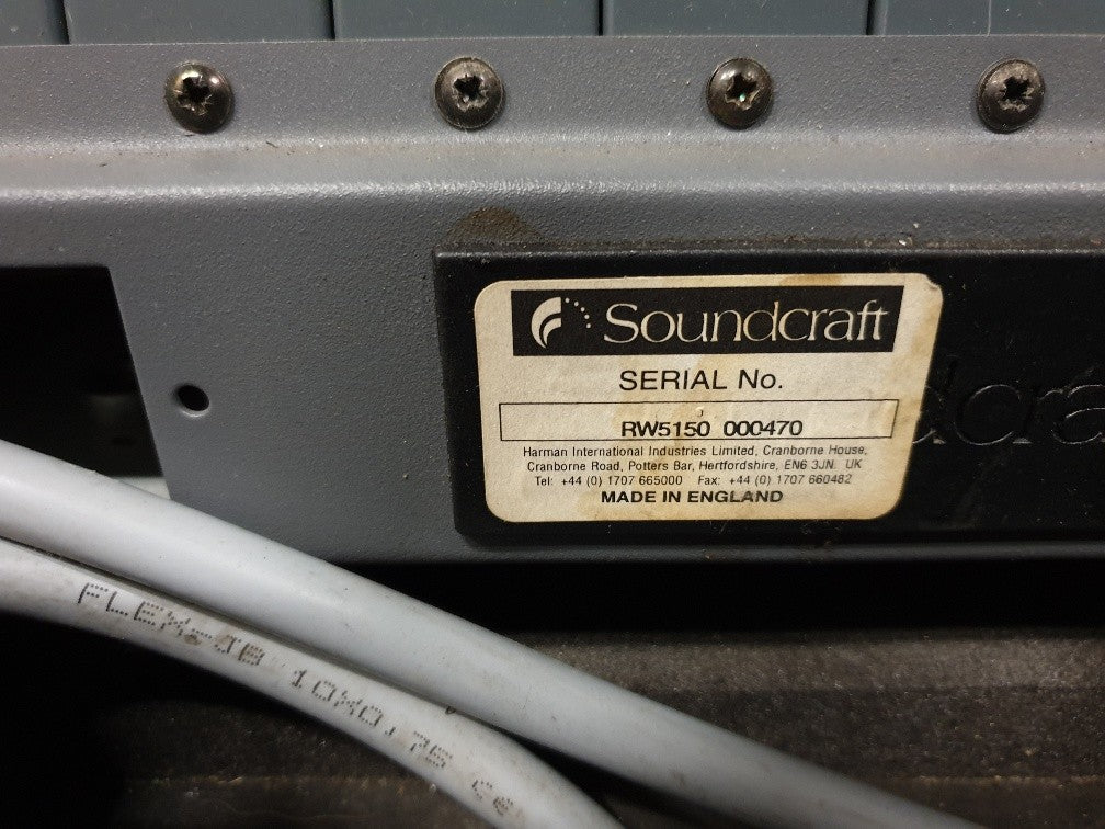 Soundcraft SM12 40-kanaals mengpaneel in flightcase met voeding.
