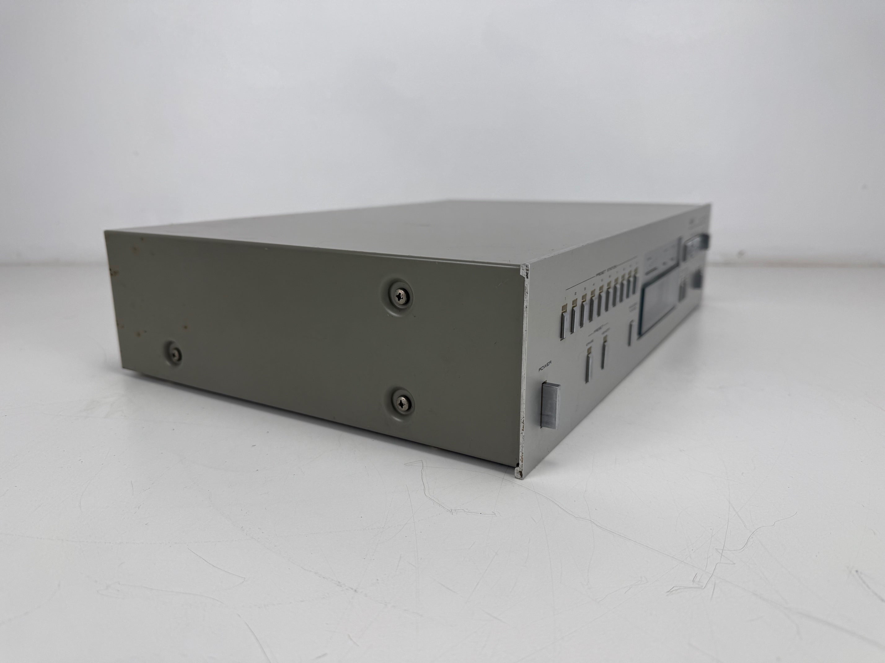 Akai Model AT - S55 FM / AM Quartz Synthesizer Tuner