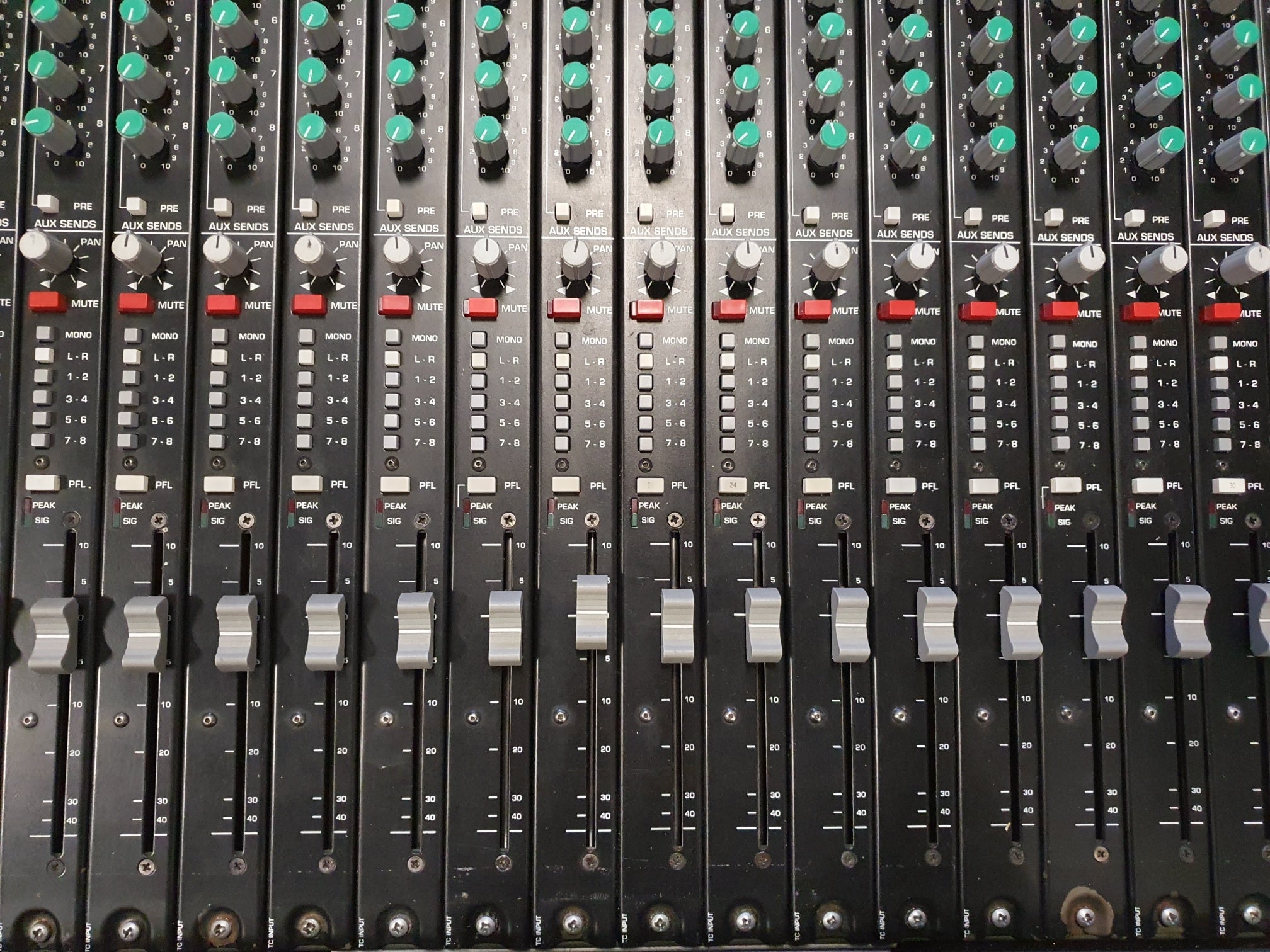 Crest Audio live/studio console - 32-8-2 - Incl PSU and flightcase - Sold as is