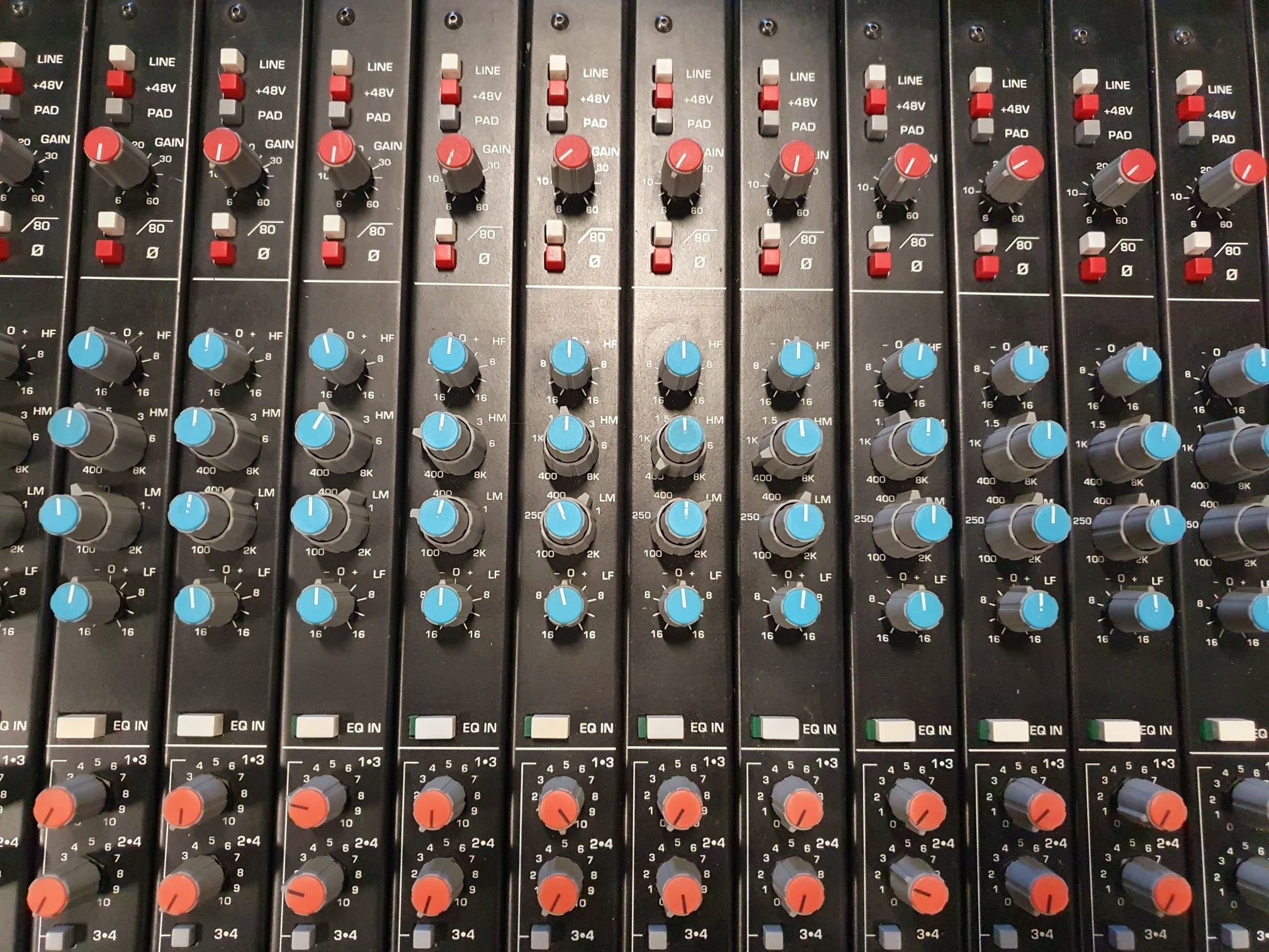 Crest Audio live/studio console - 32-8-2 - Incl PSU and flightcase - Sold as is