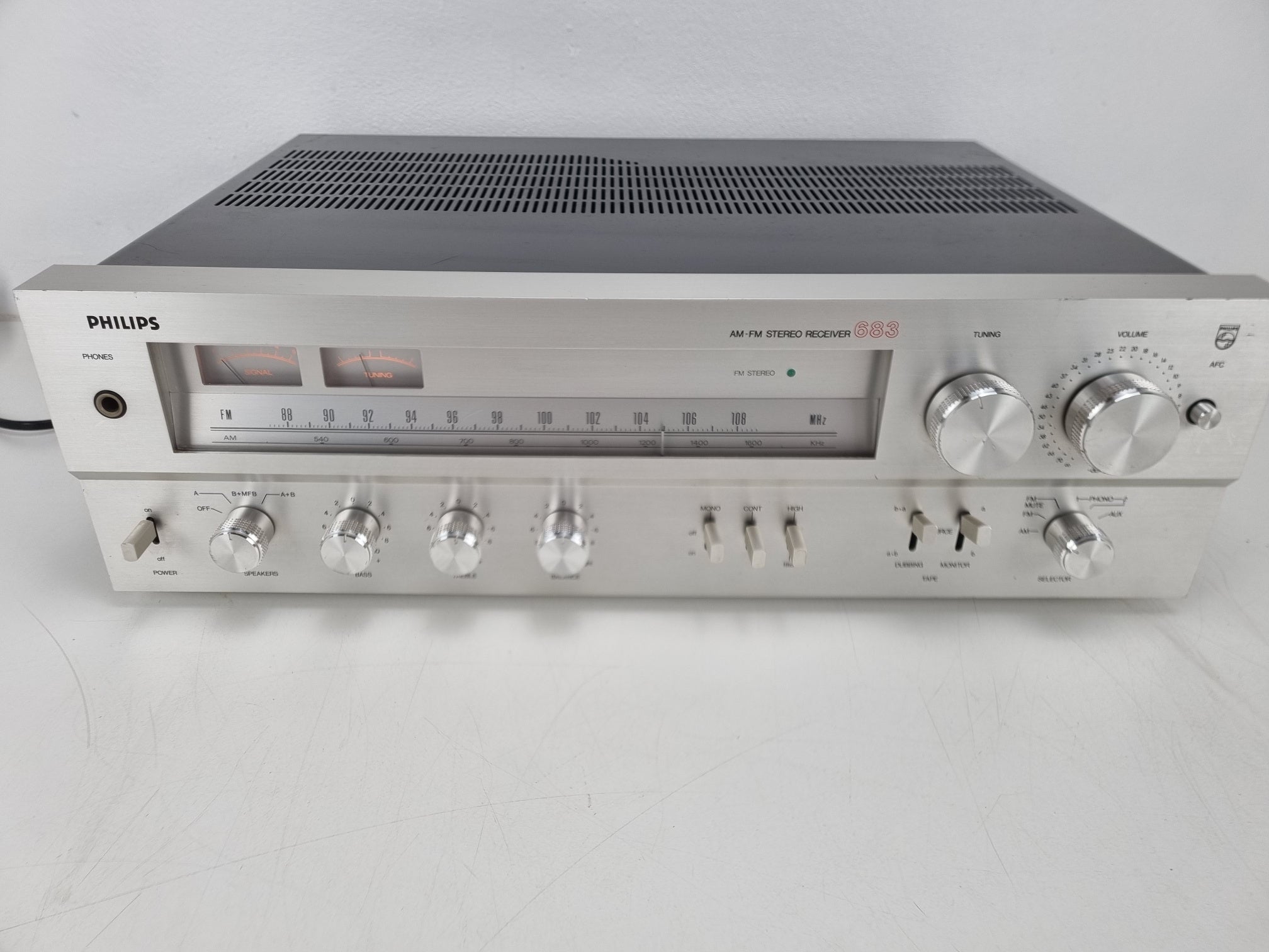 Philips AH-683 AM/FM stereo-ontvanger - Potmeters gereinigd - Eén schakelaar vervangen - Nieuwe lampjes