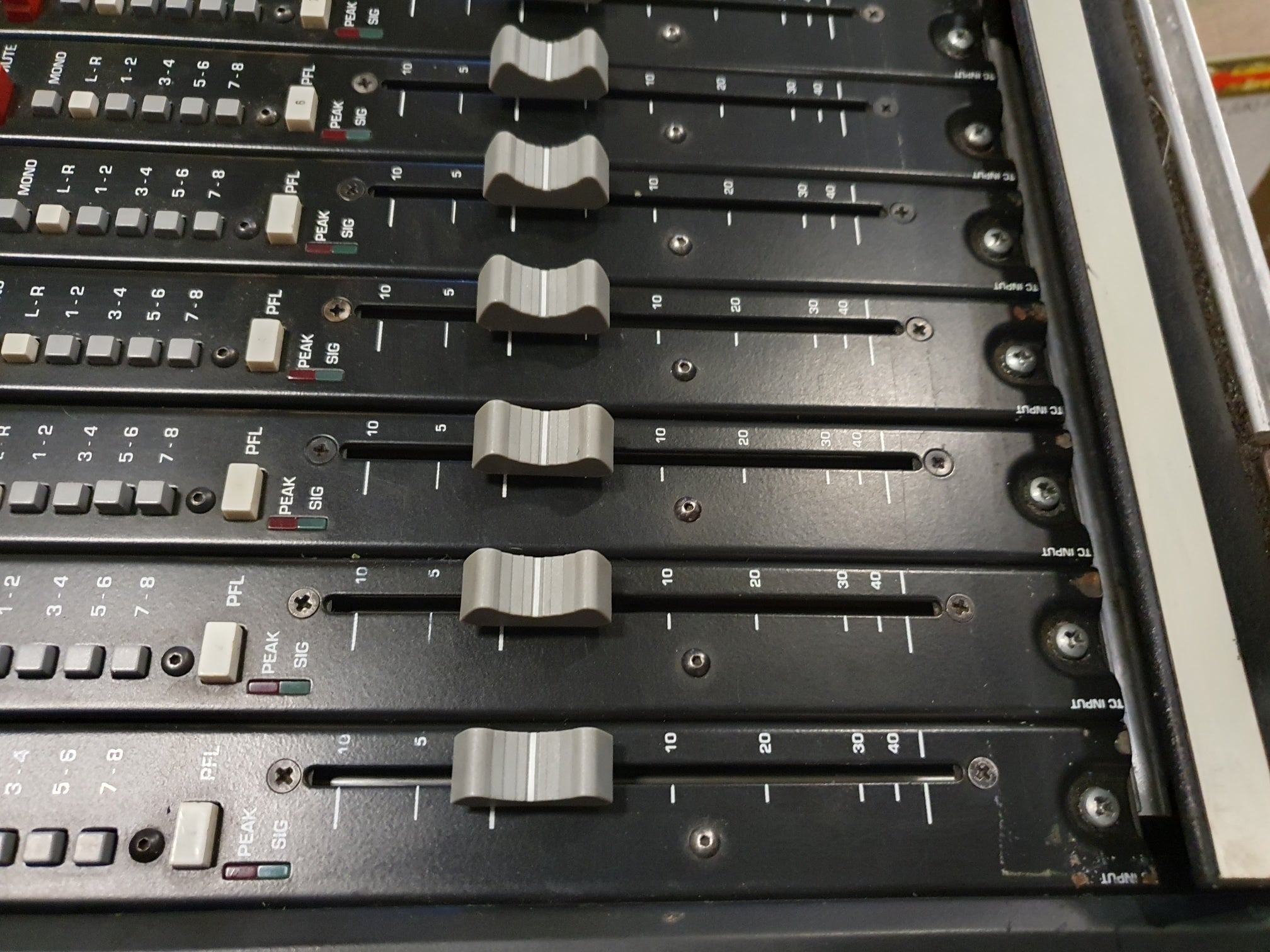 Crest Audio live/studio console - 32-8-2 - Incl PSU and flightcase - Sold as is