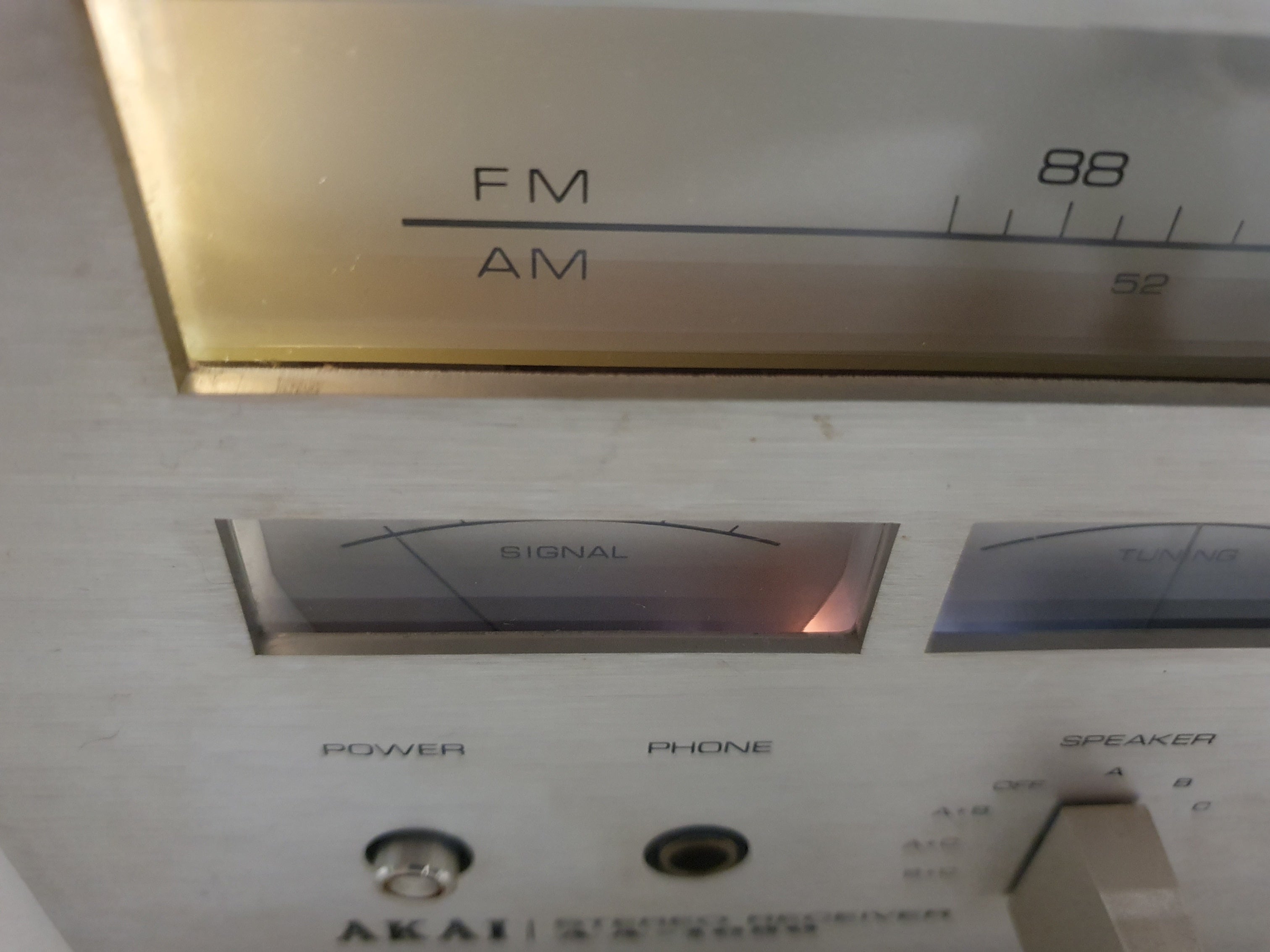 Akai AA-1050 stereo receiver - 35W 4-16Ohm - Volledig werkend