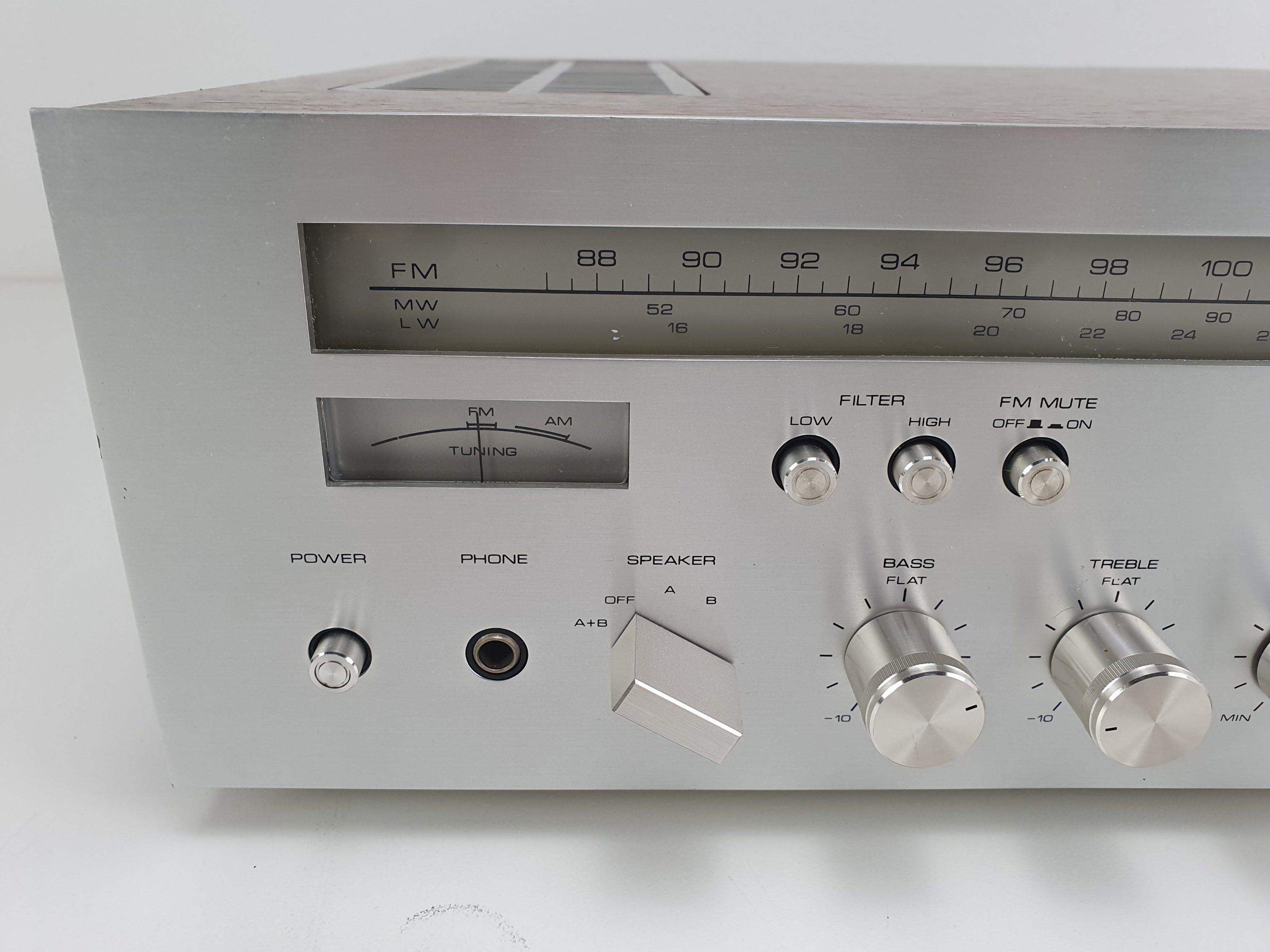 Akai AA-1020L, een mooie stereo-ontvanger, is volledig nagekeken en onderhouden.