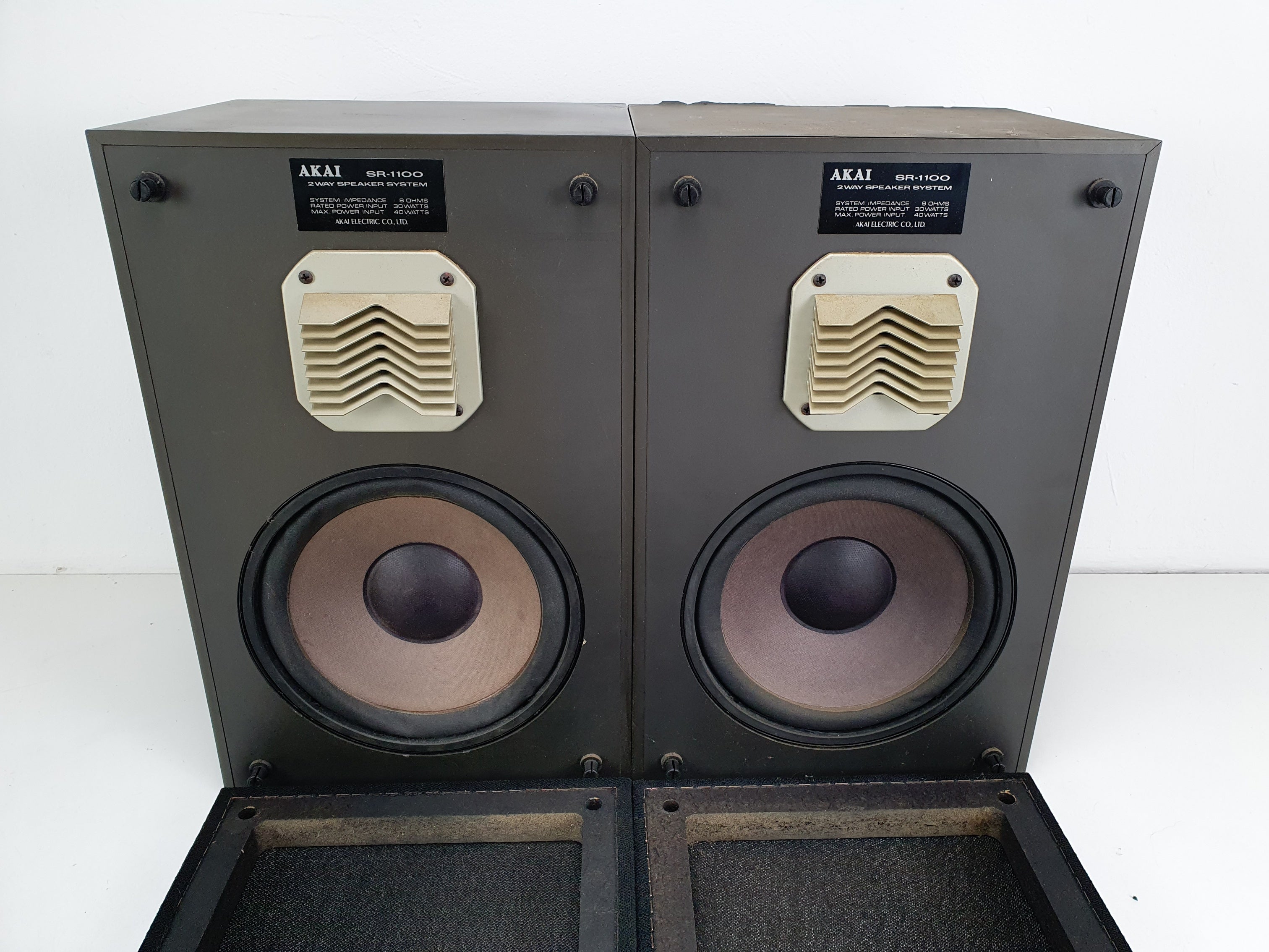 Akai SR-1100 Vintage boekenplankspeakers - Eén werkt niet volledig