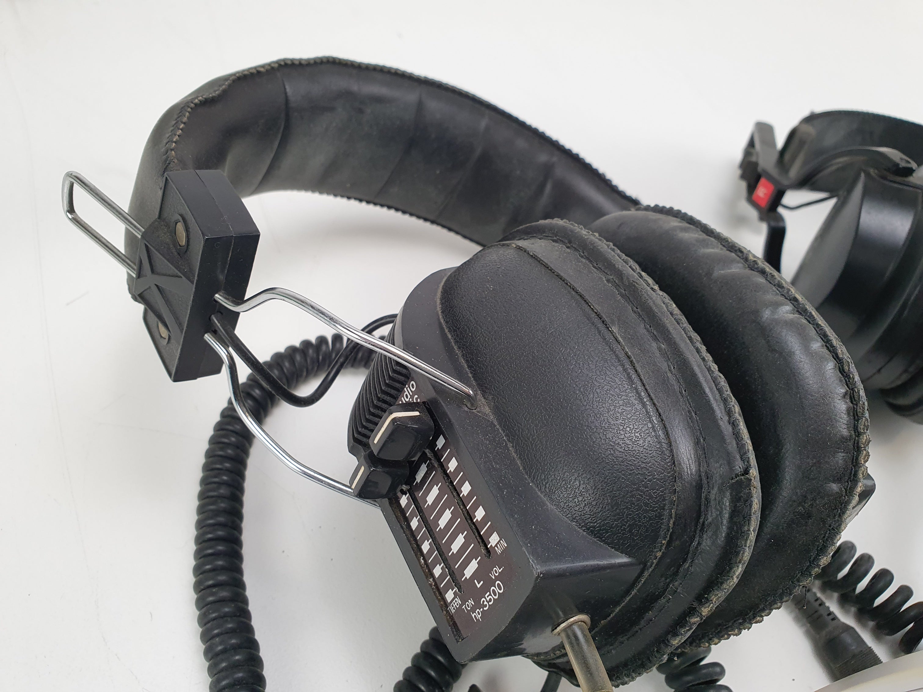 Diverse partij met 4 koptelefoons van verschillende merken - 2 werkend, 2 worden verkocht zoals ze zijn.