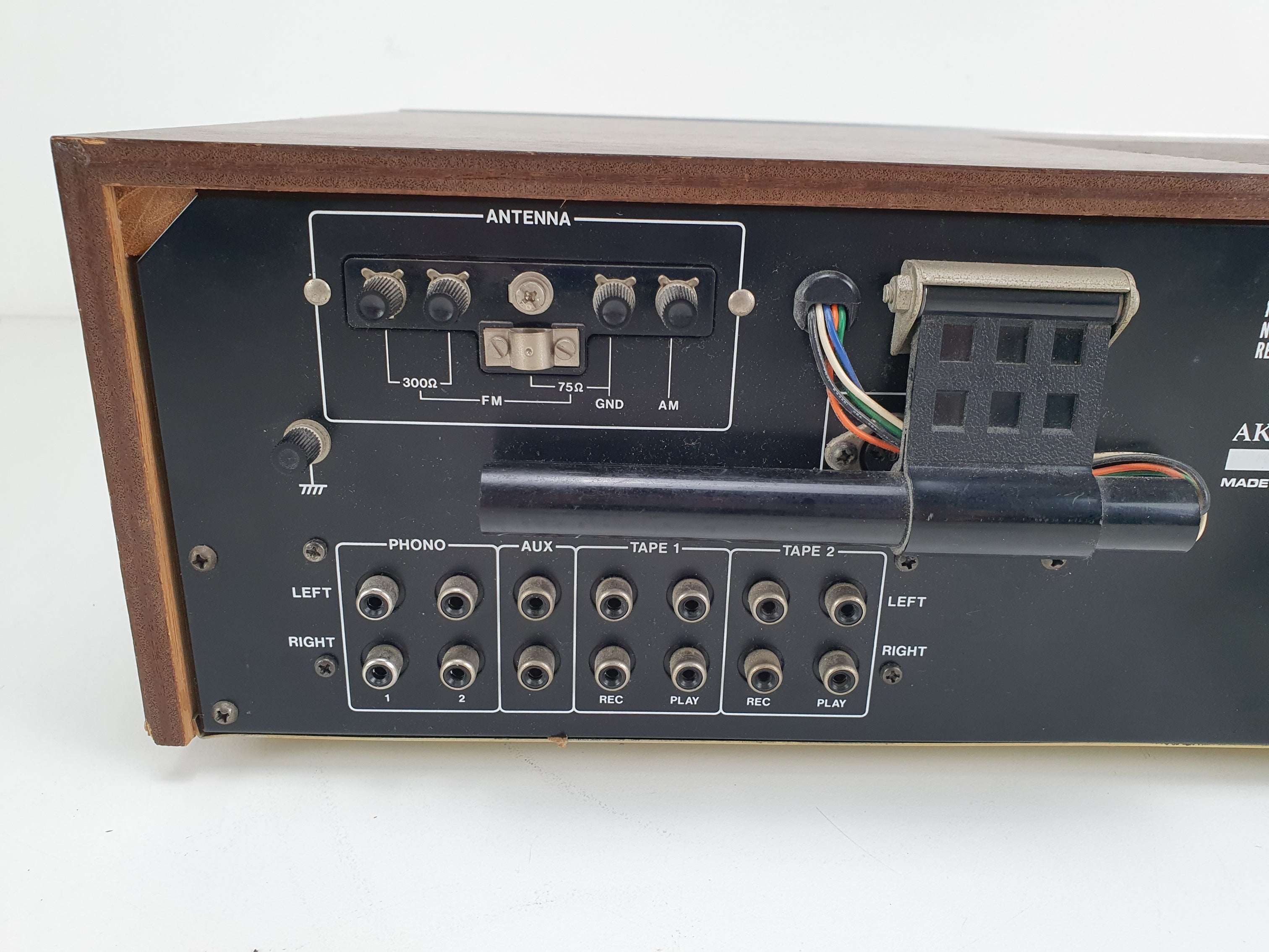 Akai AA-1050 stereo receiver - 35W 4-16Ohm - Volledig werkend