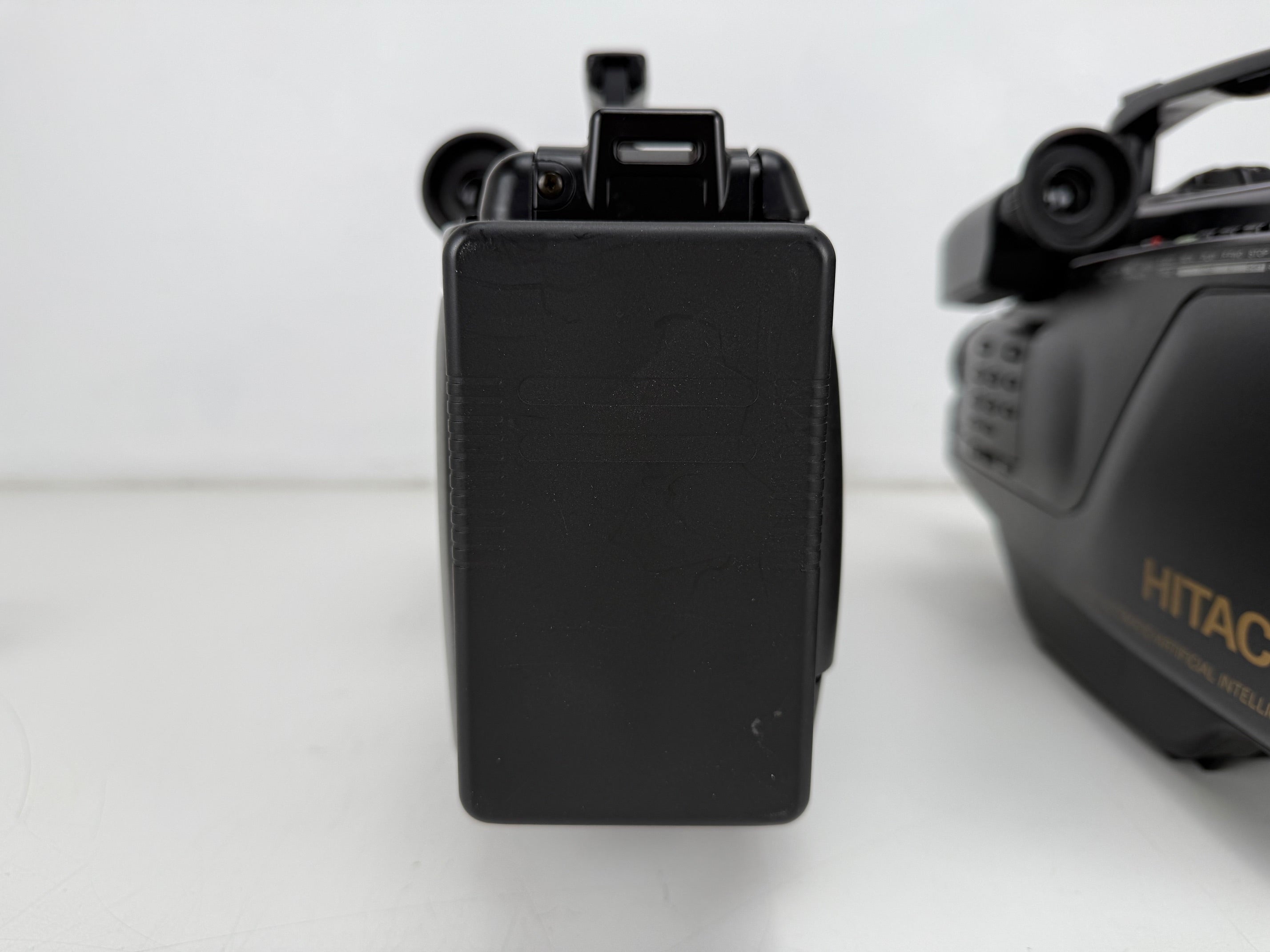 Hitachi VM-2500E set met camcorders, inclusief 1 accu en 4 adapters.