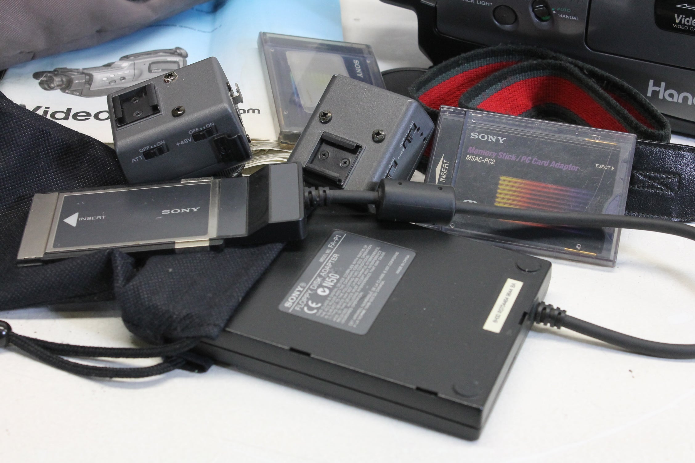 Sony Handycam CCD-F330-E - In een grote cameratas - En tal van andere accessoires